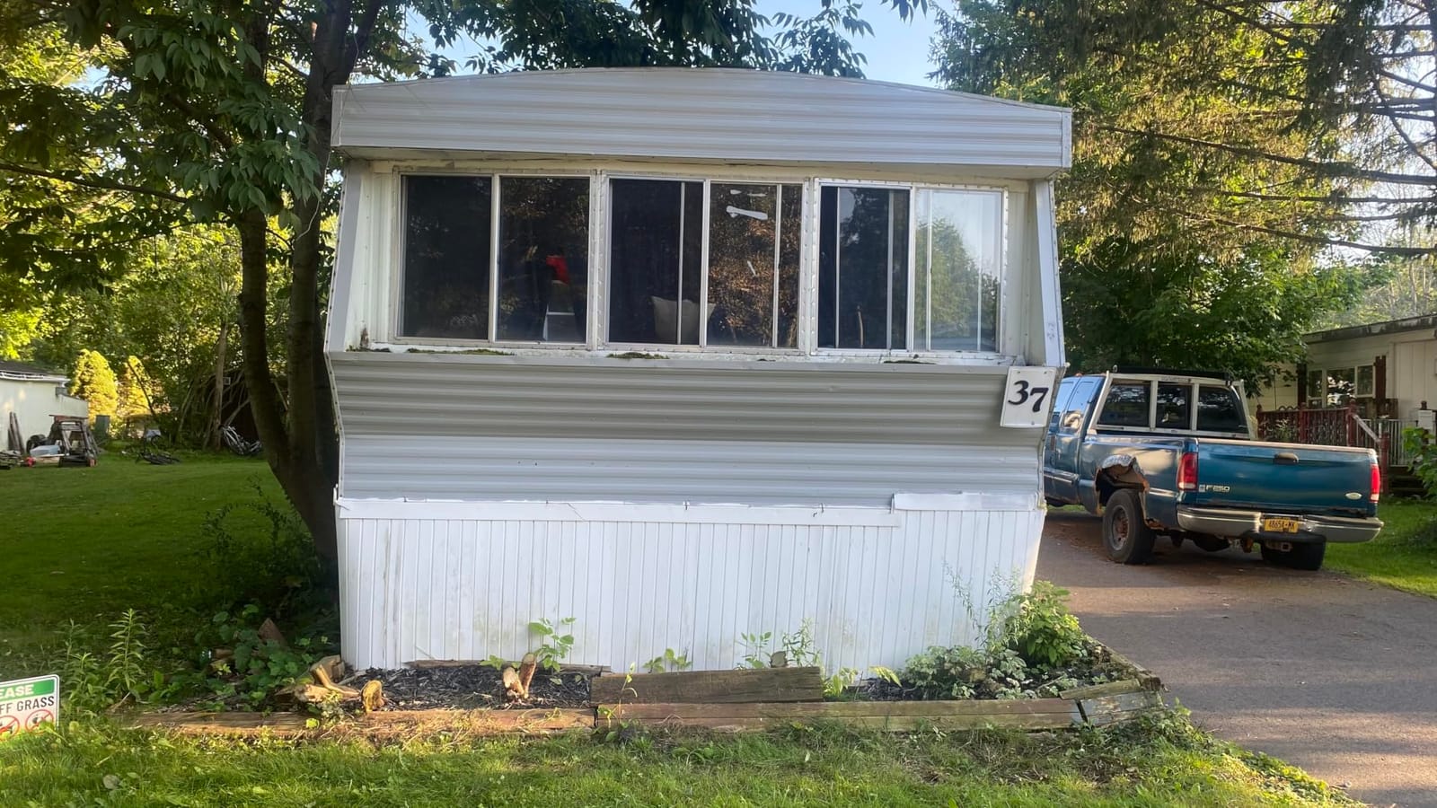 EVOLVE Paint & Primer: Environment-friendly, Low Sheen with One-coat Coverage for Interior & Exterior surfaces (Graphite Gray, 1-Gallon) customer photo 2