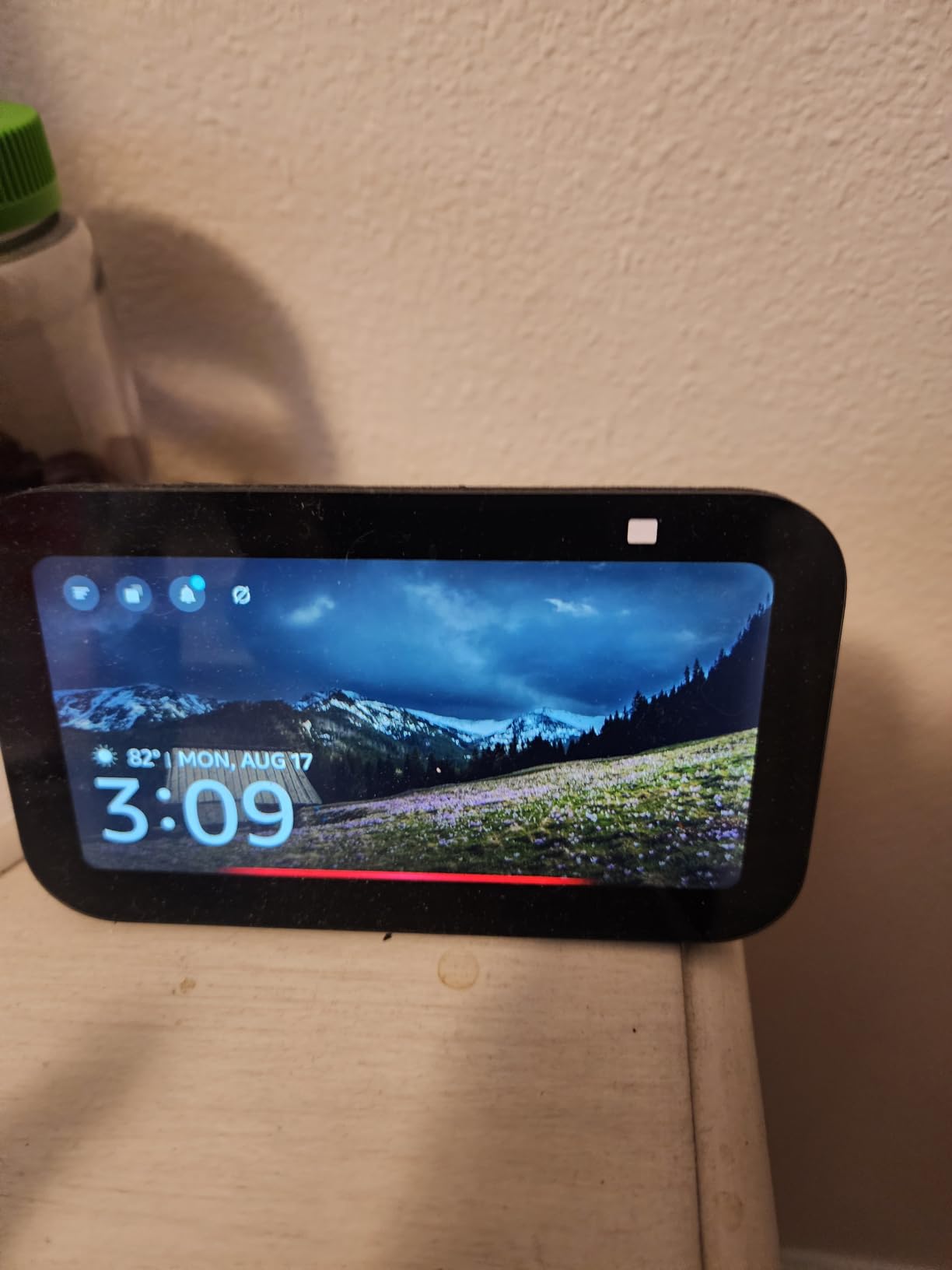 Amazon Echo Show 5 (newest model), Smart display, Designed for Alexa+, 2x the bass and clearer sound, Charcoal customer photo 2