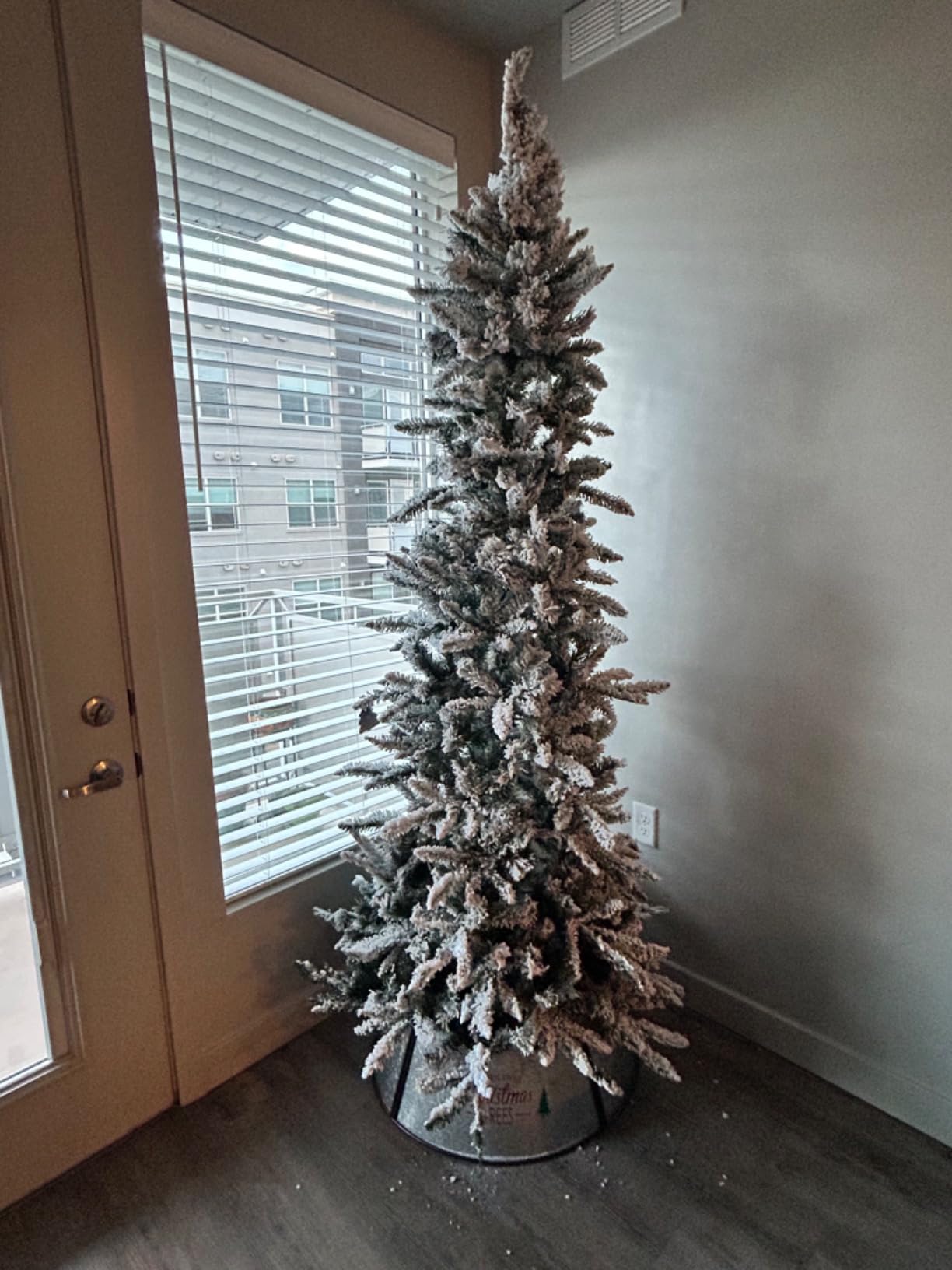 Fraser Hill Farm 7.5-Ft. Slim Mountain Pine Snow Flocked Artificial Christmas Tree with Stand and No Lights, Unlit Foldable Christmas Tree with Realistic Foliage for Home Decoration customer photo 2