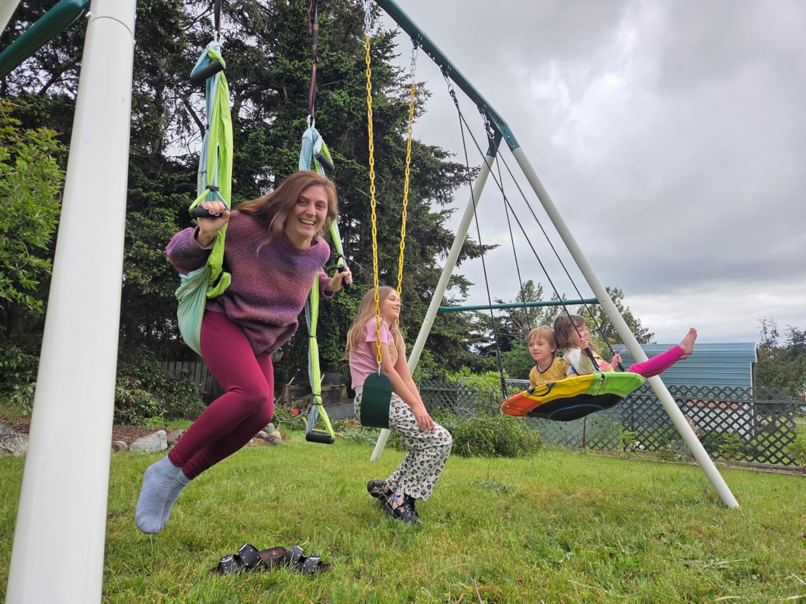 9.5 FEET METAL SWING SET - This playground set can accompany your kids through their childhood. Adults can also enjoy the swinging time with children.Supporting up to 600 pounds.Footprint dimensions: 13.1ft x 9.8ft x 9.5ft/ 4.0m x 3m x 2.9m customer photo 2
