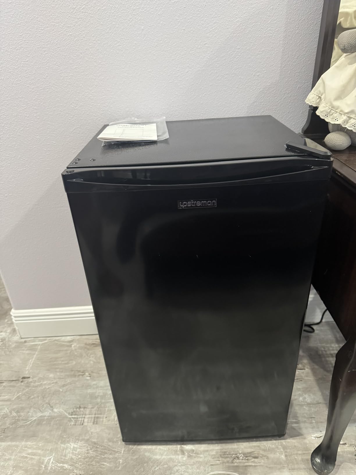 Upstreman 3.2 Cu.Ft Mini Fridge with Freezer, Quiet Efficient Small Fridge, Compact Refrigerator with Adjustable Thermostat, for Dorm, Bedroom, Office, Black-BR321 customer photo 1