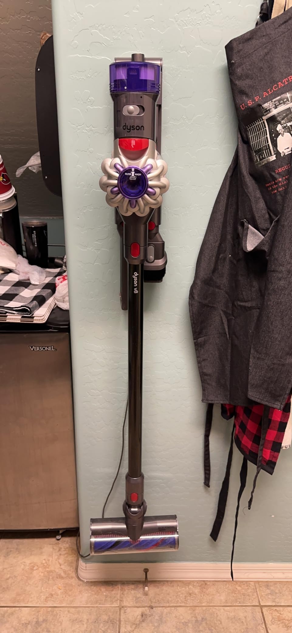 Dyson V8 Cordless Vacuum, Cleans Hard Floors and Carpets, Detangles, Converts to Handheld, 115AW, 2 Power Modes, Up to 40 Minutes customer photo 1