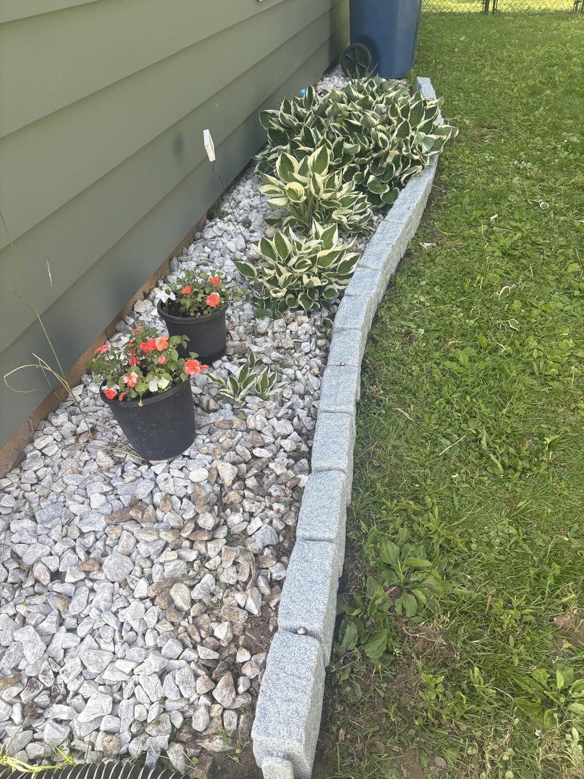 Beuta Landscape Edging | Garden Edging Border | Polyrock Blocks for Lawn Edging, Flower Beds & Yard Edging - 1 Pack | Each Section Has 6 Blocks 48