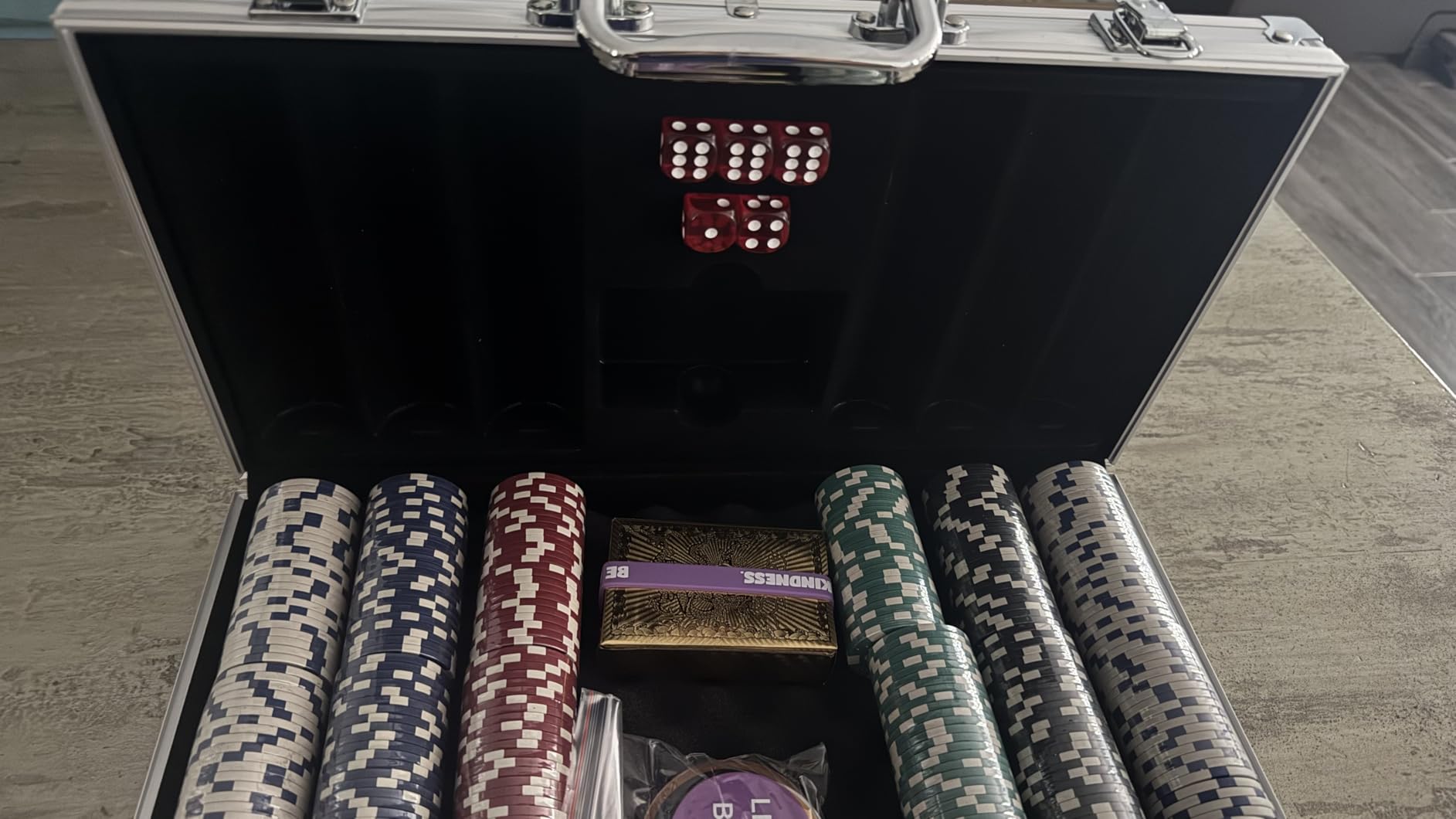 300 Pcs Poker Chips Set for Texas Hold'em, Clay Poker Set Blackjack, Professional Poker Kit with Aluminum Case, 2 Decks Cards, Dealer Blind Buttons 5 Dice, 11.5 Gram Casino Chips customer photo 2