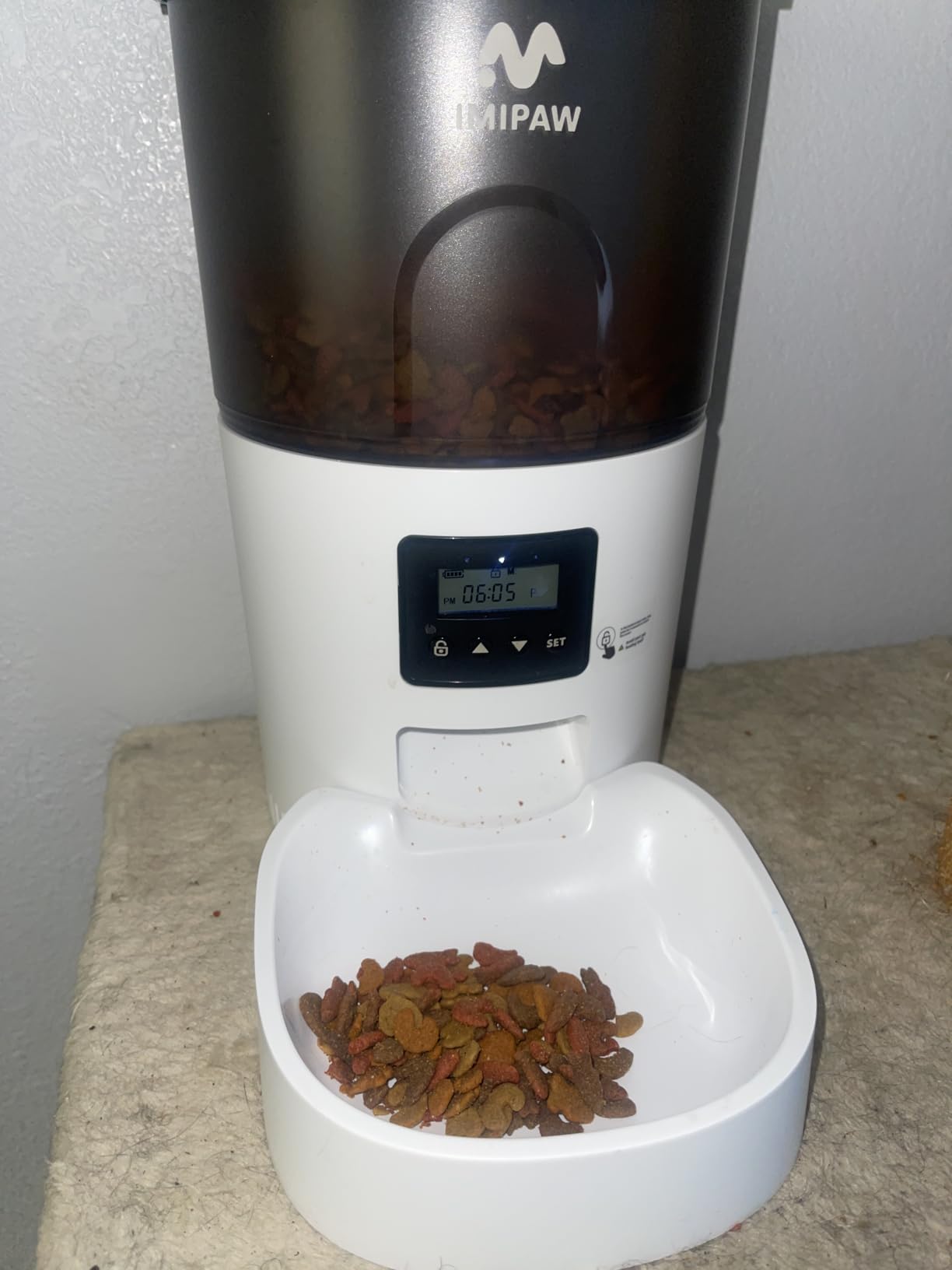 IMIPAW Automatic Cat Feeders, Timed Cat Dry Food Dispenser with Desiccant Bag, Dual Power Supply, Programmable Portion Size, 6 Meals, 20 Portions Per Day, Auto Pet Feeder for Cats and Small Dog, White customer photo 1