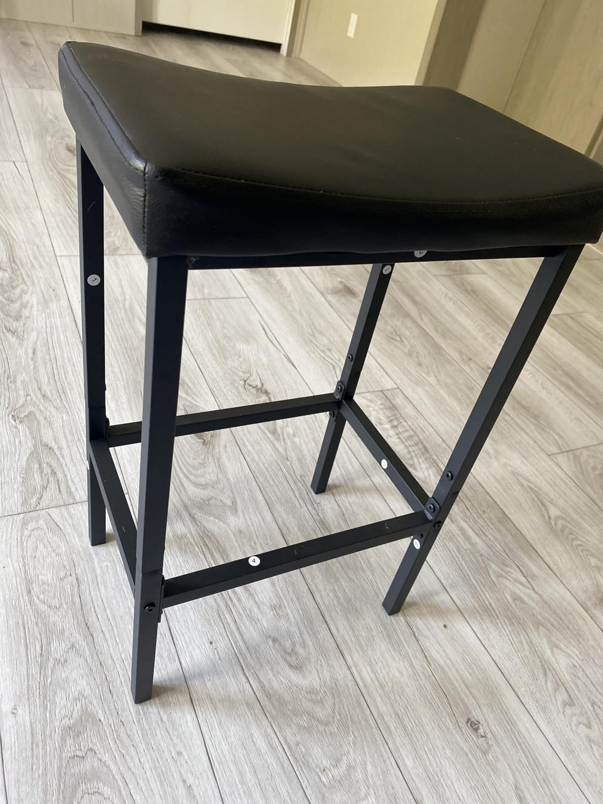 HOOBRO Bar Stools, Set of 2 Bar Chairs, Counter Height Stools, Saddle Barstools with Curved Surface, 24.8 Inches, 2.4