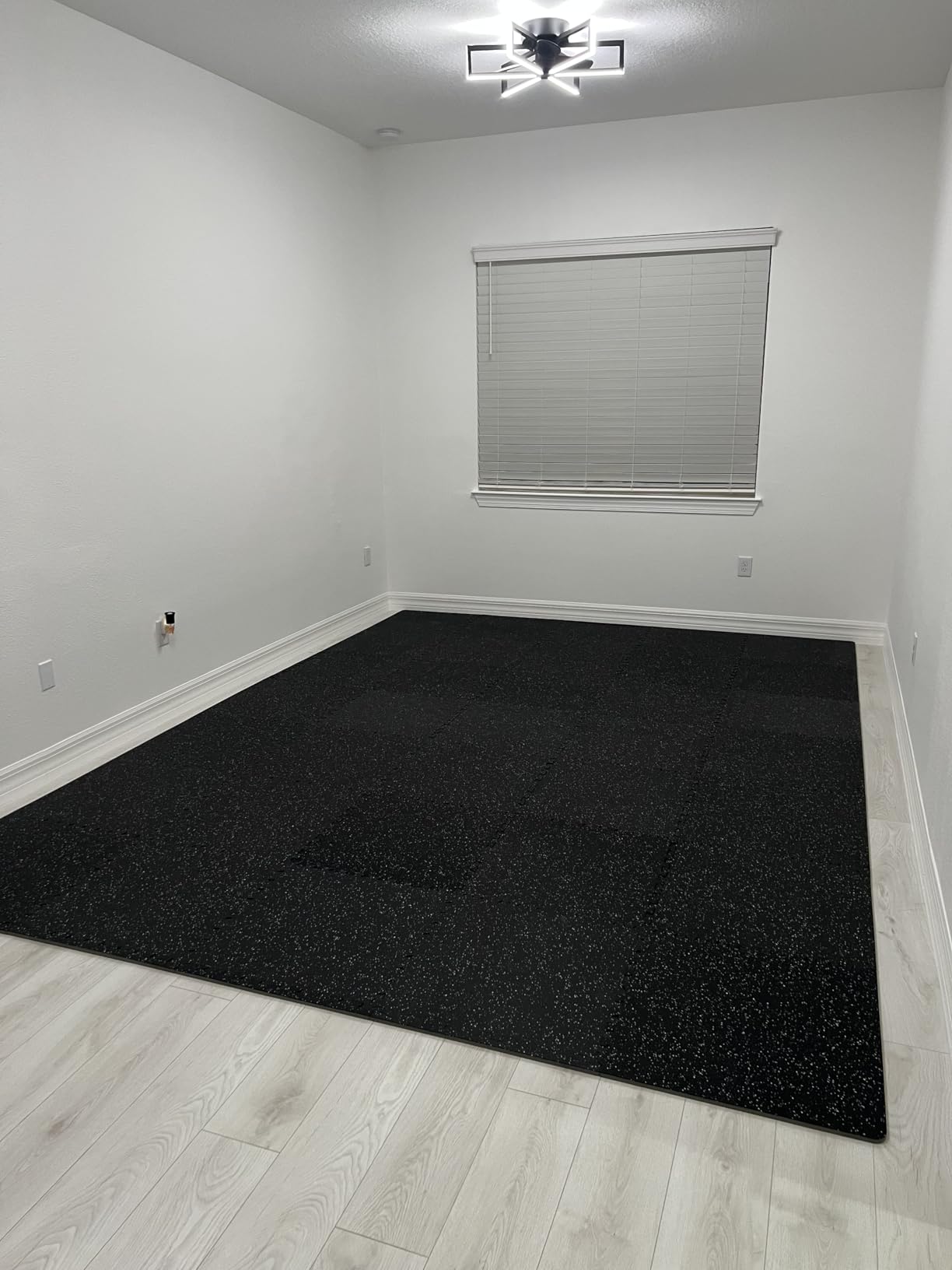 VEVOR 0.56Inch 24sq.ft 6 Tiles Gym Flooring for Home Gym, Rubber Top with High Density EVA Foam, 25 x 25In Gym Floor Exercise Equipment Mats, Interlocking Gym Mats, Puzzle Workout Mats, Black & Gray customer photo 1