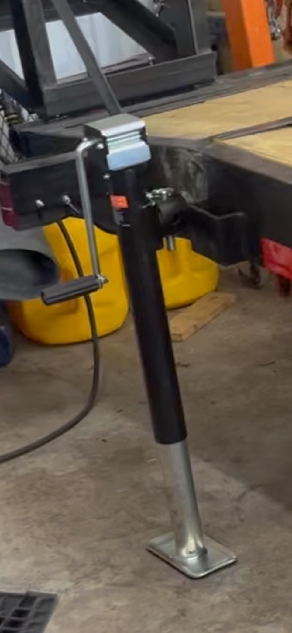VEVOR 5000 lbs Trailer Jack, Weld-on Pipe-Mount Swivel Trailer Jack with Ergonomic Handle, 15-inch Vertical Travel customer photo 2