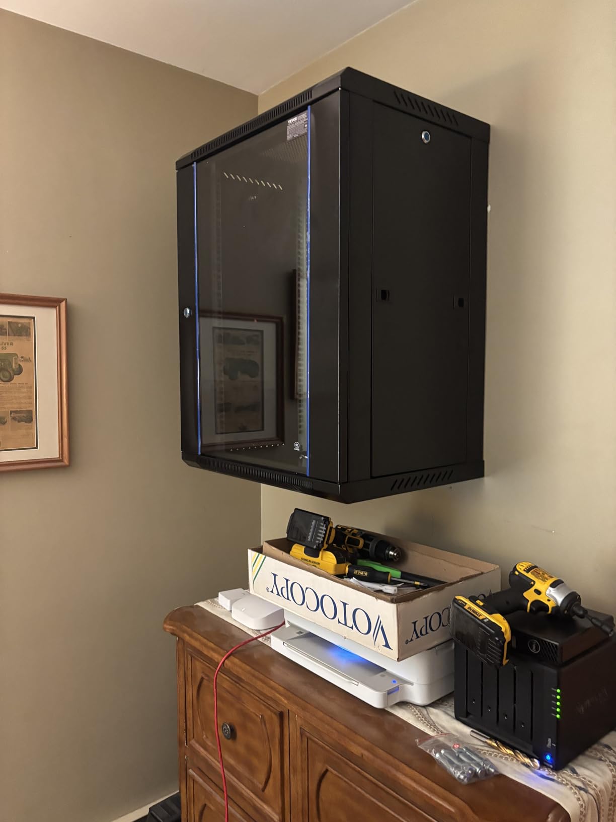 VEVOR 12U Wall Mount Network Cabinet, 15.5'' Deep Server Rack Cabinet Enclosure, 200 lbs Max. Ground-Mounted Load Capacity, with Locking Glass Door Side Panels, for IT Equipment, A/V Devices customer photo 1