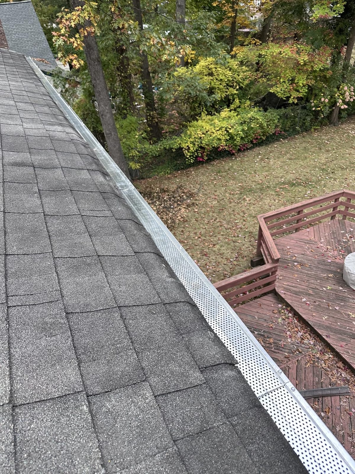 VEVOR Gutter Guard, 5 inch Width, Aluminum Leaf Filter DIY Gutter Cover, 13 PCS 52 ft Total Length, 0.157 inch Hole Diameter & 0.02 inch Thick, Fits Any Roof or Gutter Type customer photo 1