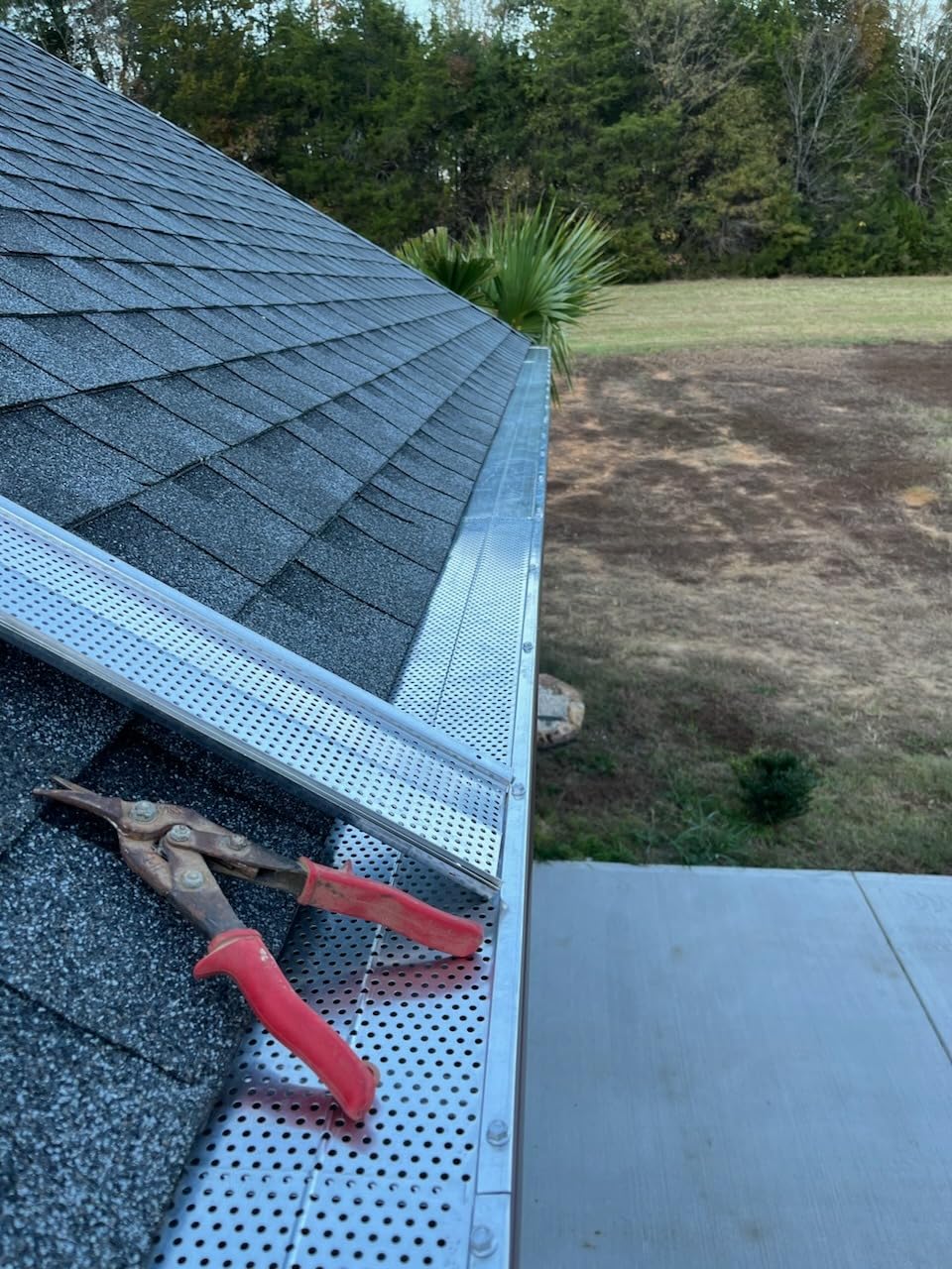 VEVOR Gutter Guard, 6 inch Width, Aluminum Leaf Filter DIY Gutter Cover, 52 PCS 208 ft Total Length, 0.157
