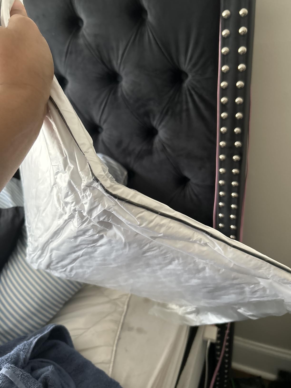 Vorouhals Hotel Collection Bed Pillows for Sleeping 2 Pack Standard Size Cooling Pillows Set of 2 for Back, Stomach or Side Sleepers, Super Soft Down Alternative Microfiber Filled Pillows customer photo 2