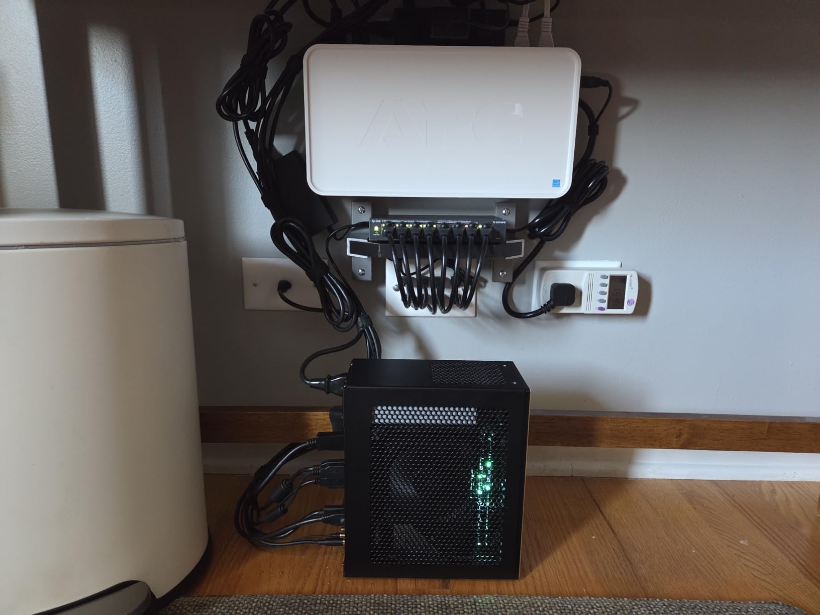 APC 1050VA/600W UPS Battery Backup for Computer, Office, Wi-Fi, BE1050G3 | APC Back-UPS UPS for home office, routers, PCs, security gear customer photo 1