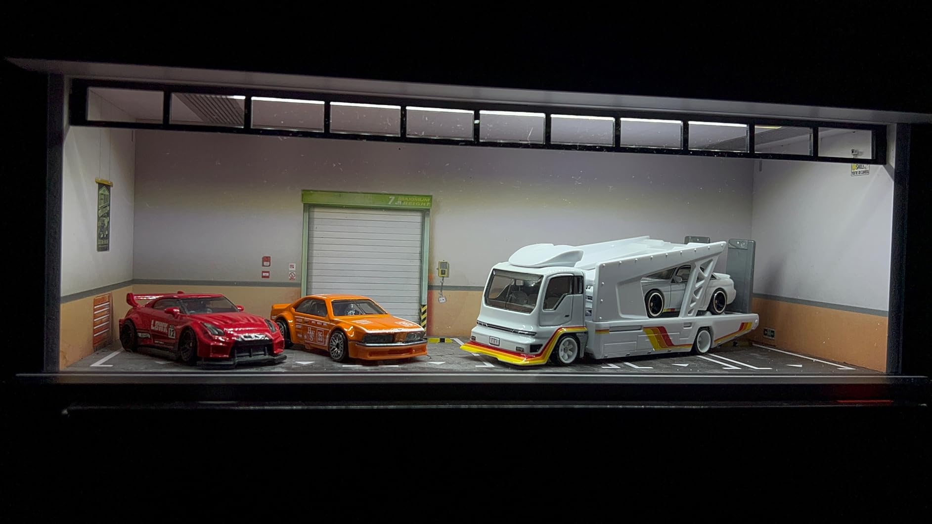 Bivitre 1/64 Diorama Display Case with LED Lights for 1/64 Scale Model Car, Stackable Garage Compatible with Hot Wheels Matchbox Mini GT Diecast Cars customer photo 2