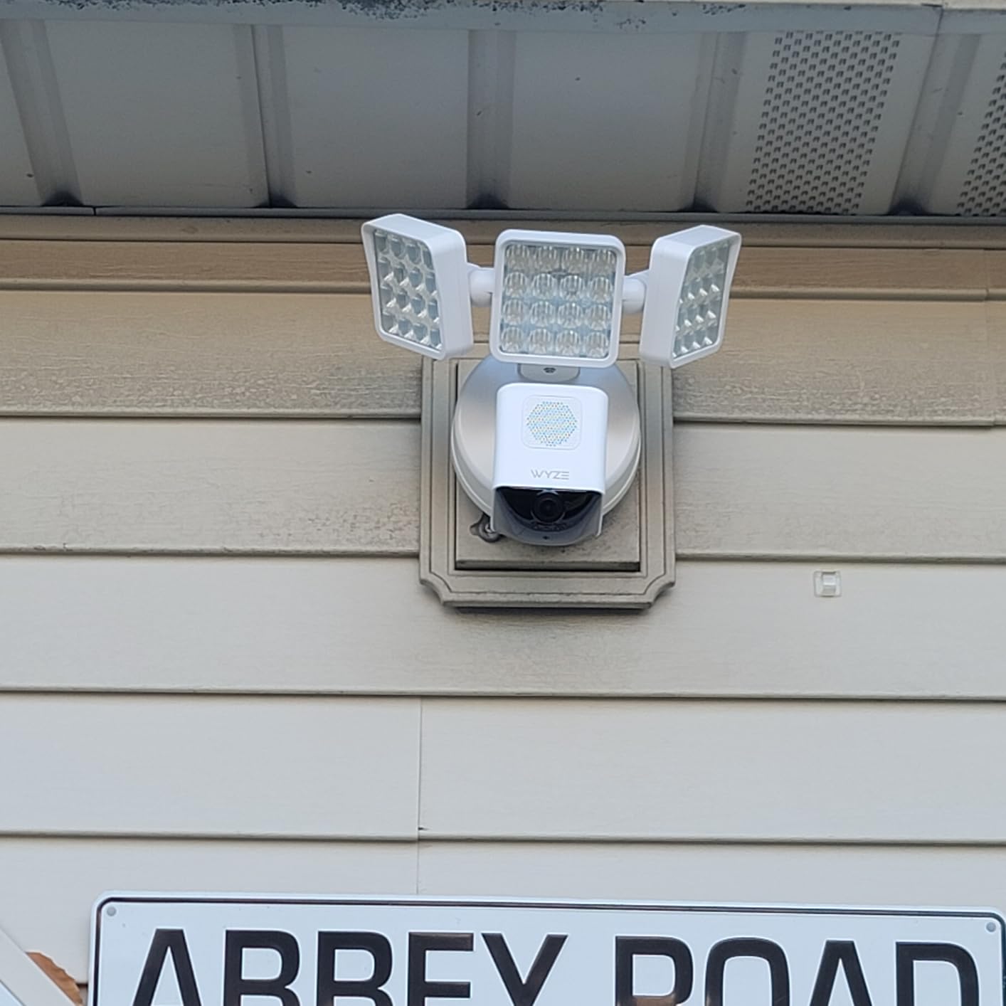 WYZE Floodlight Camera Pro, 3000-Lumen LEDs, 180° Wide View, 2K HD Outdoor Security Camera, Motion Detection, 105dB Siren, Cloud & Local Storage, Color Night Vision, Wired (Renewed) customer photo 1