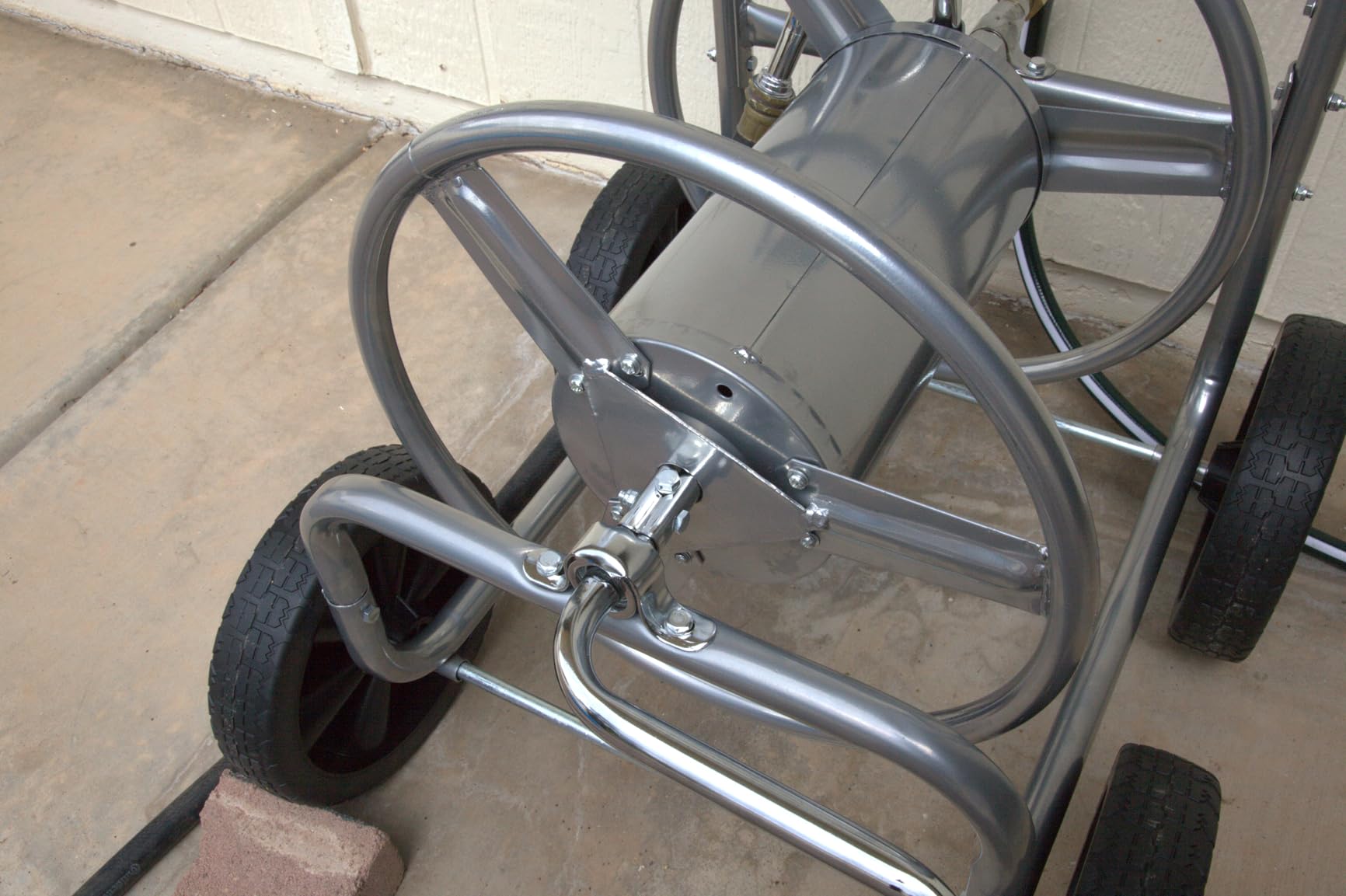 VEVOR Hose Reel Cart, Hold Up to 250 ft of 5/8'' Hose, Garden Water Hose Carts Mobile Tools with 4 Wheels, Heavy Duty Powder-Coated Steel Outdoor Planting with Storage Basket customer photo 2