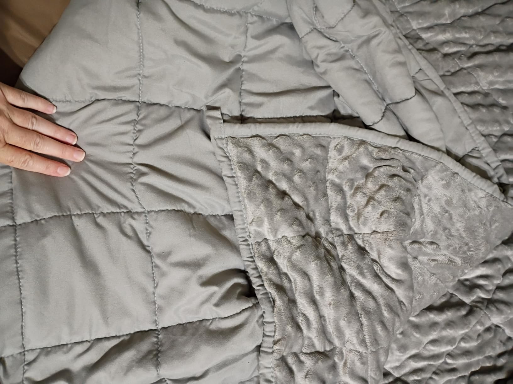 Mr. Sandman Weighted Blanket for Adults Queen Size 15 lbs, Soft Cooling Heavy Minky Blanket for Sleep, Washable Throw Blanket with Glass Beads, 60 x 80 Inches, Grey customer photo 2
