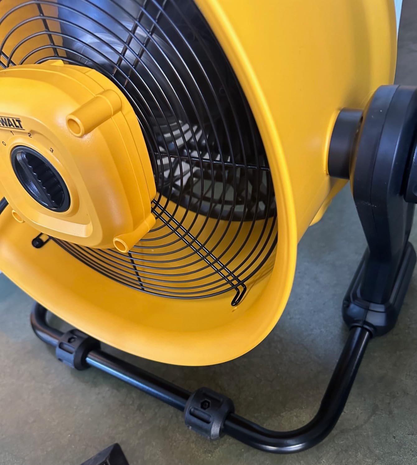DEWALT 16-Inch High-Velocity Floor Fan, 3-Speed Plug-In Shop Fan, Compact 360° Adjustable Drum Fan for Garage, Workshop, Warehouse and Basement, DXF1616 customer photo 2