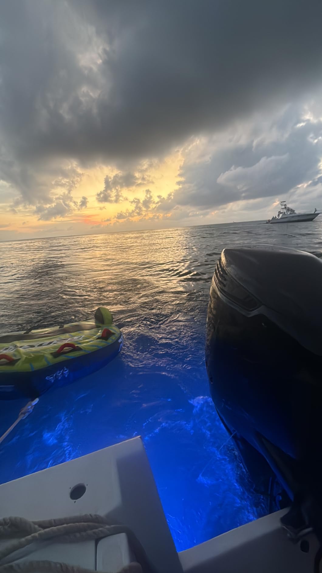 Towable Tubes for Boating 2-3 Person, Heavy Duty Boat Tubes and Towables, Inflatable Water Tubes for Boats to Pull with Fins, Drainage, Quick Connector, Large Capacity customer photo 2