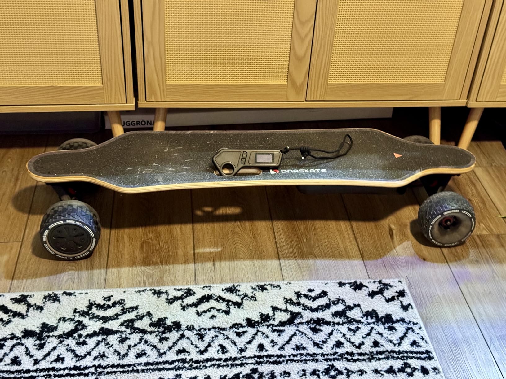 V4/V20 Electric Skateboard with Remote, 28 Mph Top Speed, 22 Miles Range, 1200W Hub-Motor, Longboard Skateboard for Adults & Teens customer photo 2