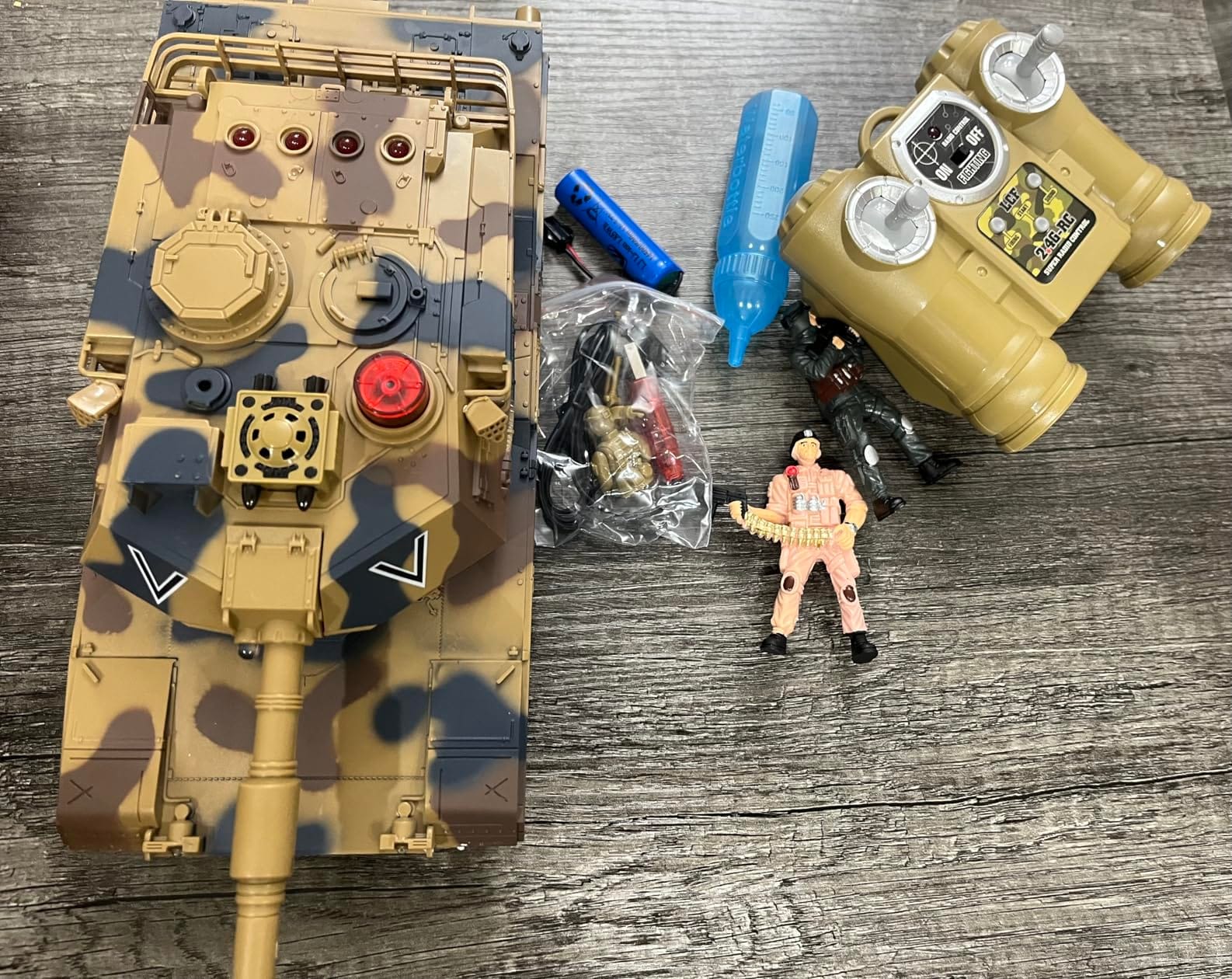 1/18 US M1A2 Abrams Army Tank, 2.4GHz Remote Control Model Toys, 60 Minutes Working Time, Smoke, Sound, LED Lights & Recoil Effects. RC Tank Perfect Collectible customer photo 1