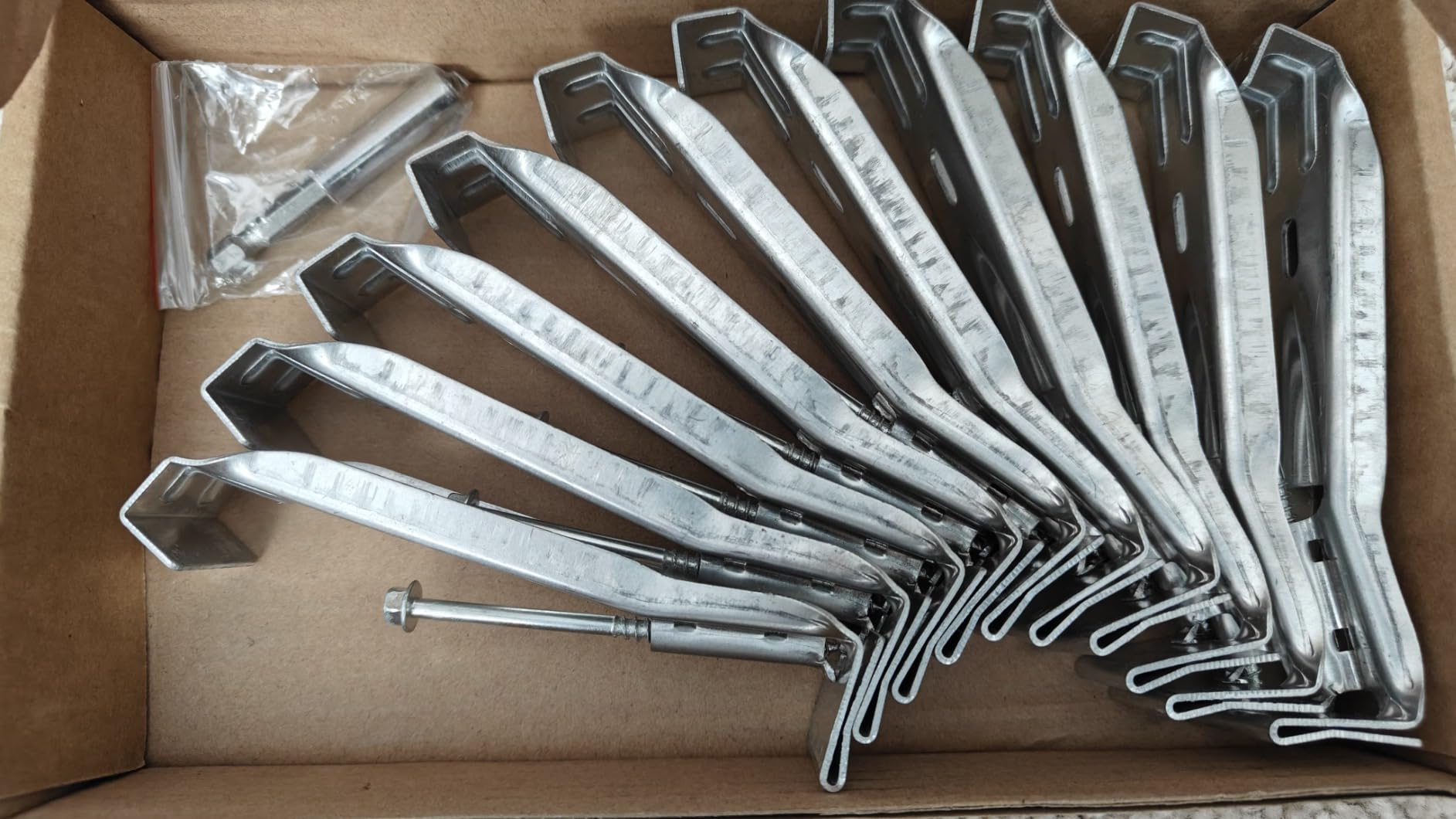 5 Inch Roofing Gutter Hangers, Quick Screw Hidden Gutter Support Brackets for Repairing Sagging 5 Inch K-Type Aluminum Gutters, Gutter Clips Comes with 1/4