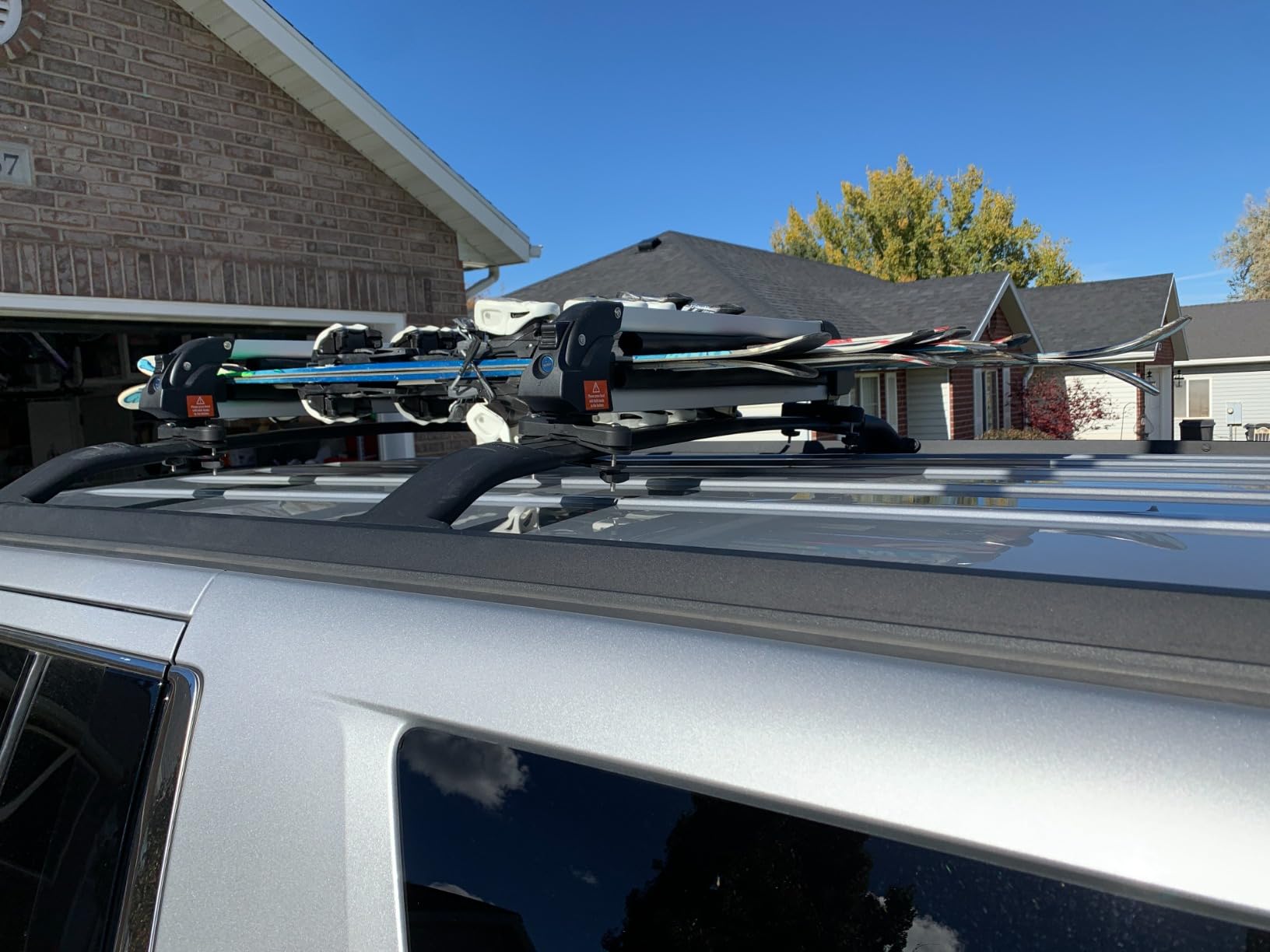 VEVOR Universal Car Roof Rack - Fit Most Crossbars, Carry up to 6 Pairs of Skis or 4 Snowboards, Aluminum Snowboard Ski Rack with Lock & Rubber Padding customer photo 1