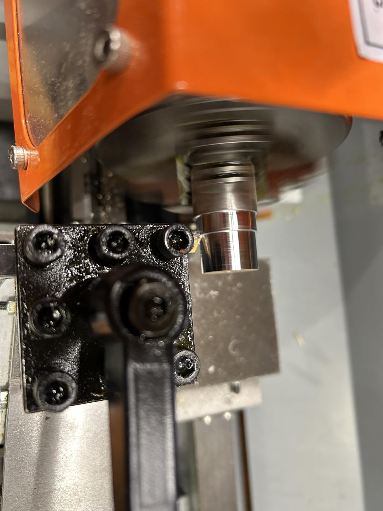 VEVOR Metal Lathe, 8.3'' x 29.5'' Benchtop Metal Lathe 0-2500 RPM Continuously Variable Speed 750W Brushless Motor Metal Gears with LCD Display Metal Lathe Machine customer photo 1