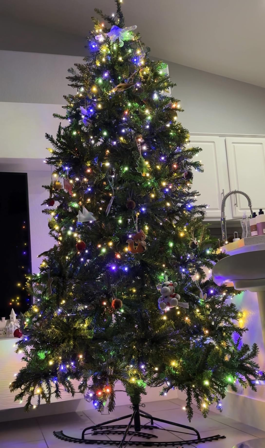 YITAHOME 6.5ft Prelit Natural Layered Flocked Christmas Tree with Remote | Snow Flocked Christmas Tree with 760 PE & PVC Mixed Tips and 350 Lights for Home, Office, Party Decoration customer photo 1