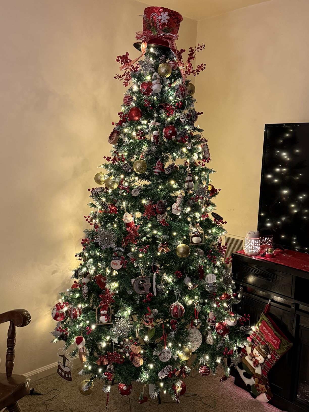 YITAHOME 6.5ft Prelit Natural Layered Flocked Christmas Tree with Remote | Snow Flocked Christmas Tree with 760 PE & PVC Mixed Tips and 350 Lights for Home, Office, Party Decoration customer photo 2
