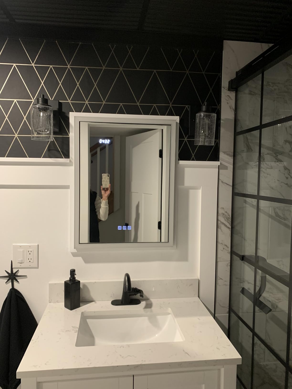 Delta Arvo 1 Hole Pull Down Bathroom Faucet with Sprayer, Chrome Single Hole Bathroom Sink Faucet with Pull Out Sprayer for Vanity, Metal Push-Pop Drain, Chrome 15840LF-PD customer photo 1