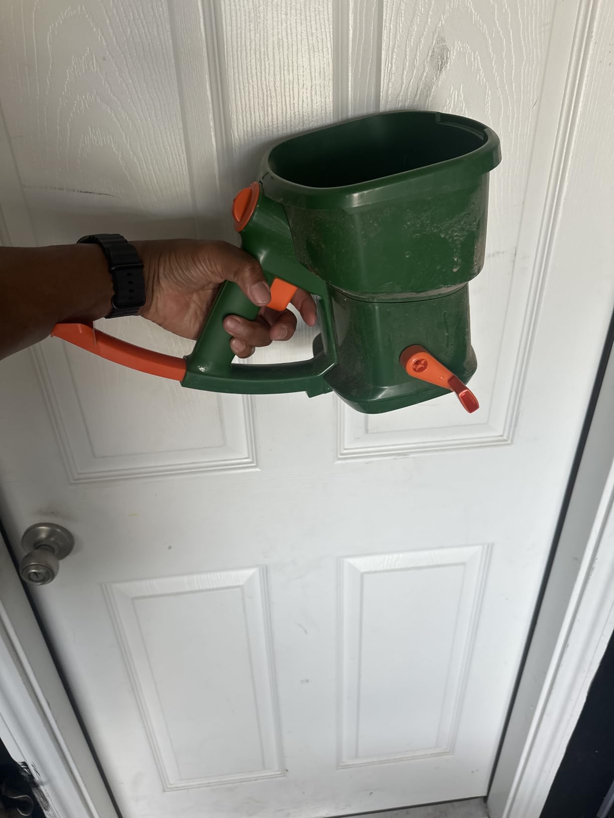 Scotts Whirl Hand-Powered Spreader | For Grass Seed, Lawn Fertilizers, Salt, and Ice Melt customer photo 1