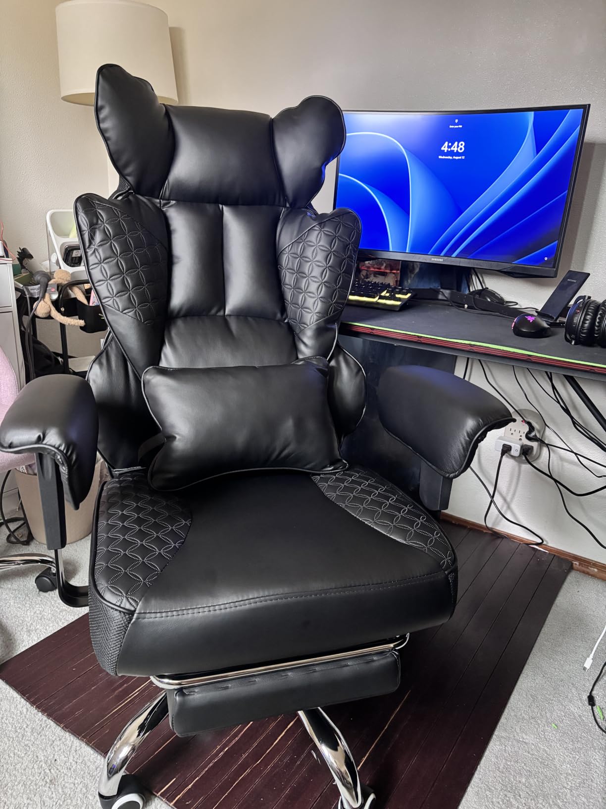 COMHOMA Big and Tall Office Chair Heavy Duty Wide Ergonomic Gaming Chair with Deluxe Embossing Designed Leather with Foot Rest, 150° Reclining Adjustable Armrests Pocket Spring Back Support and Pillow customer photo 1