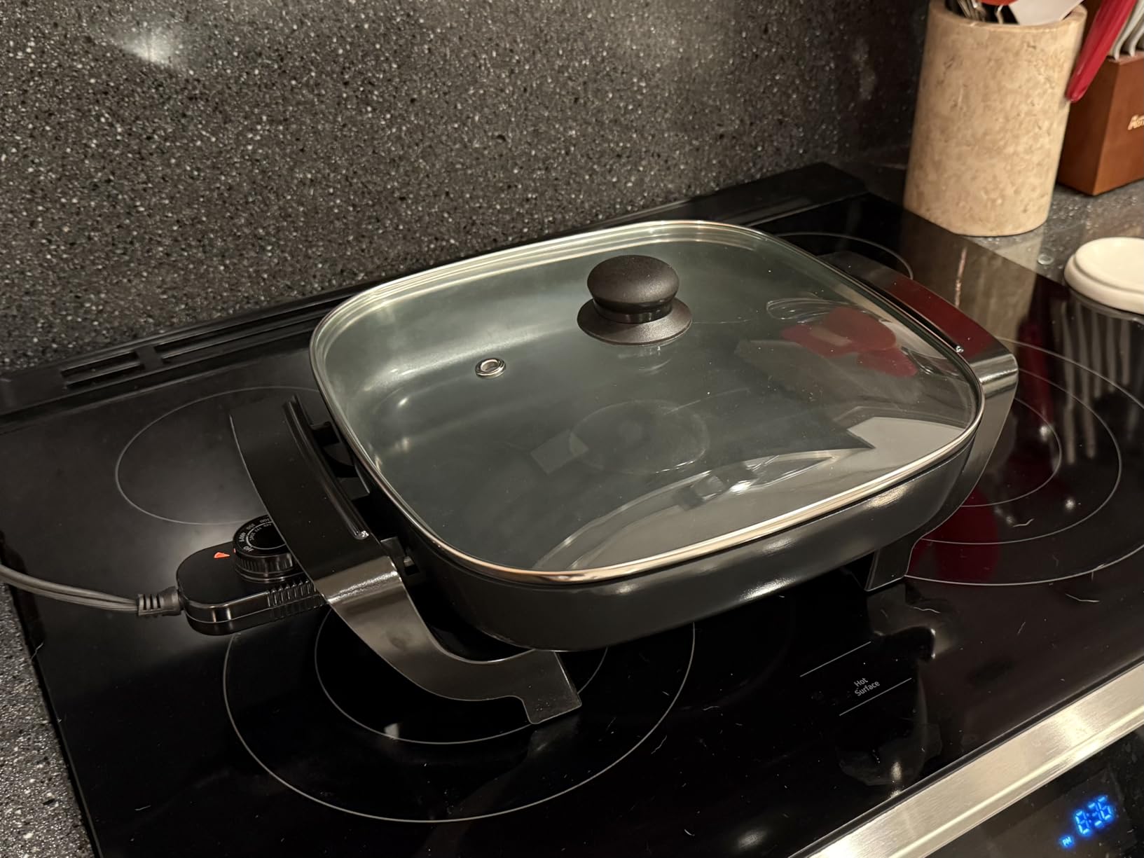 Amazon Basics Electric Skillet and Frying Pan with Glass Lid, Nonstick Ceramic Coating, Adjustable Temperature Control, 15.6 x 12.1 x 6.9 inch, Black customer photo 2