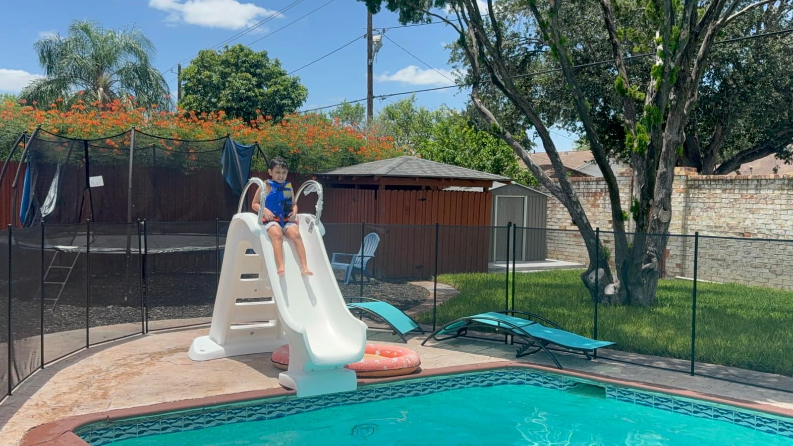 Step2 Vero Pool Slide, Outdoor/Indoor Waterproof Patio Furniture, Non-Slip Steps, Hose Attachment, Made of Durable Plastic, 4 Feet, White customer photo 1