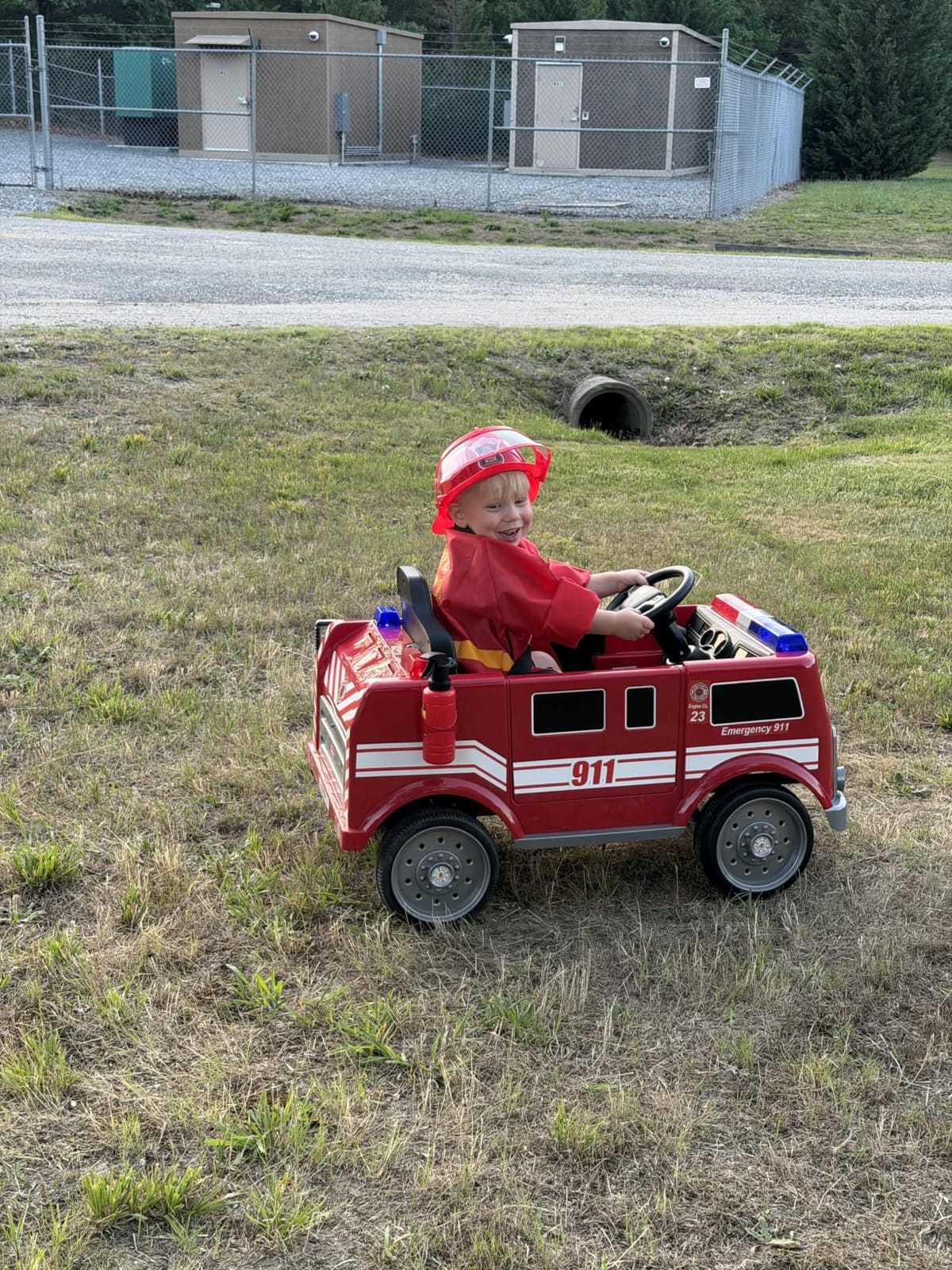 ELEMARA 12V Ride on Fire Truck, Electric Ride on Car for Kids,Battery Powered Toddler Car w/Parent Remote Control,Siren-Call,walkie-talkies, Flashing Lights,Fire Extinguishers, Bluetooth,Music,UBS. customer photo 2