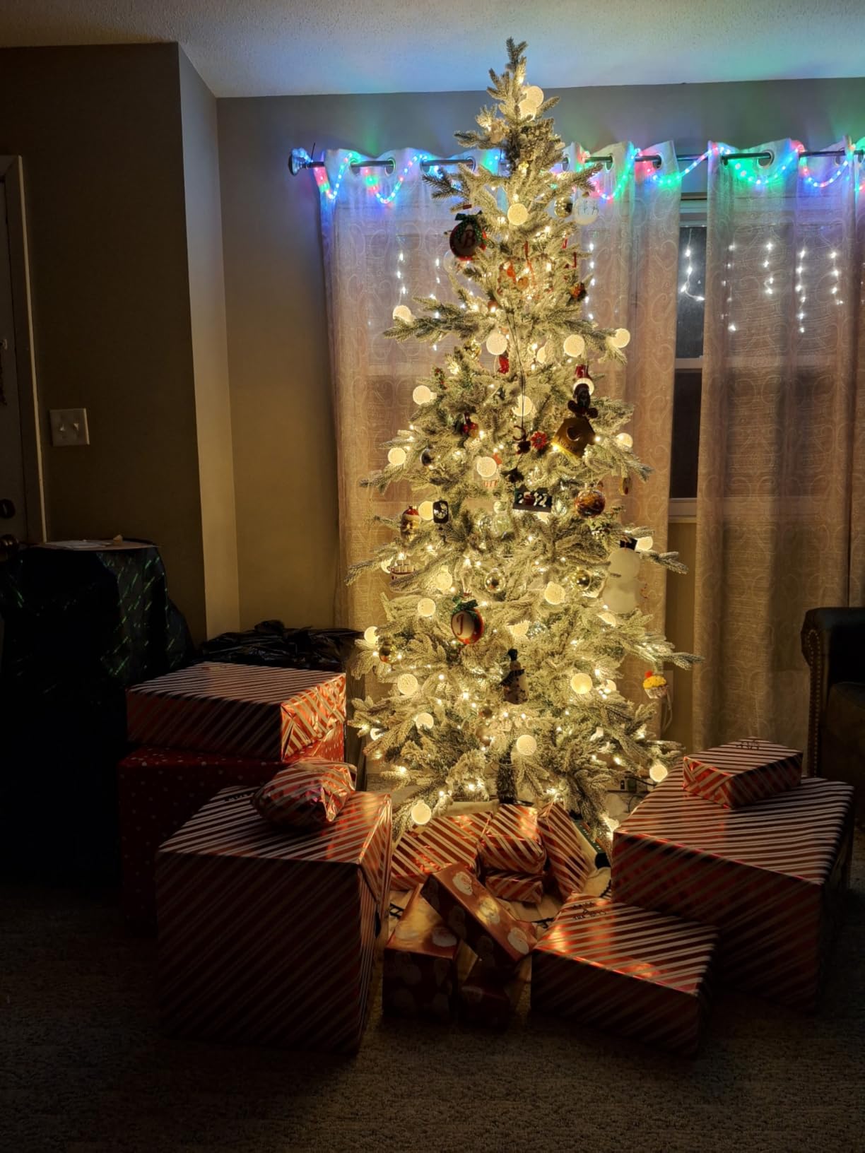 DWVO 6ft Prelit Flocked Aspen Fir Christmas Tree with Bulbs and Lights, Full Artificial Xmas Tree with 1336 Metal Hinged PE & PVC Flame Resistant Branches, 46 Bulbs and 270 Lights Remote Controlled customer photo 1