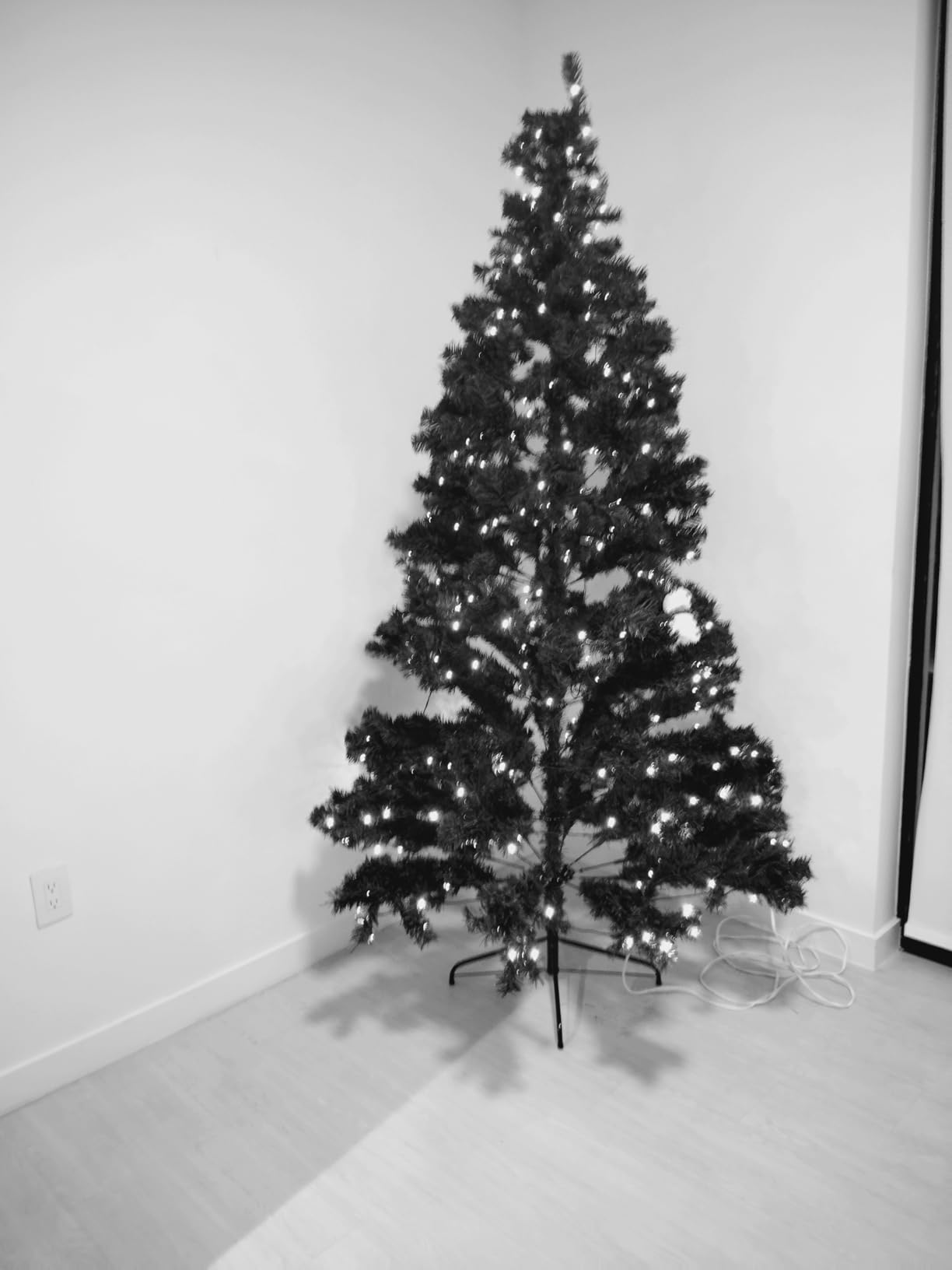 LEVELEVE Premium 6FT Pre-Lit Classic Artificial Holiday Christmas Tree w/1,000 Branch Tips, 250 LED Lights for Home, Office, Party Decoration customer photo 2