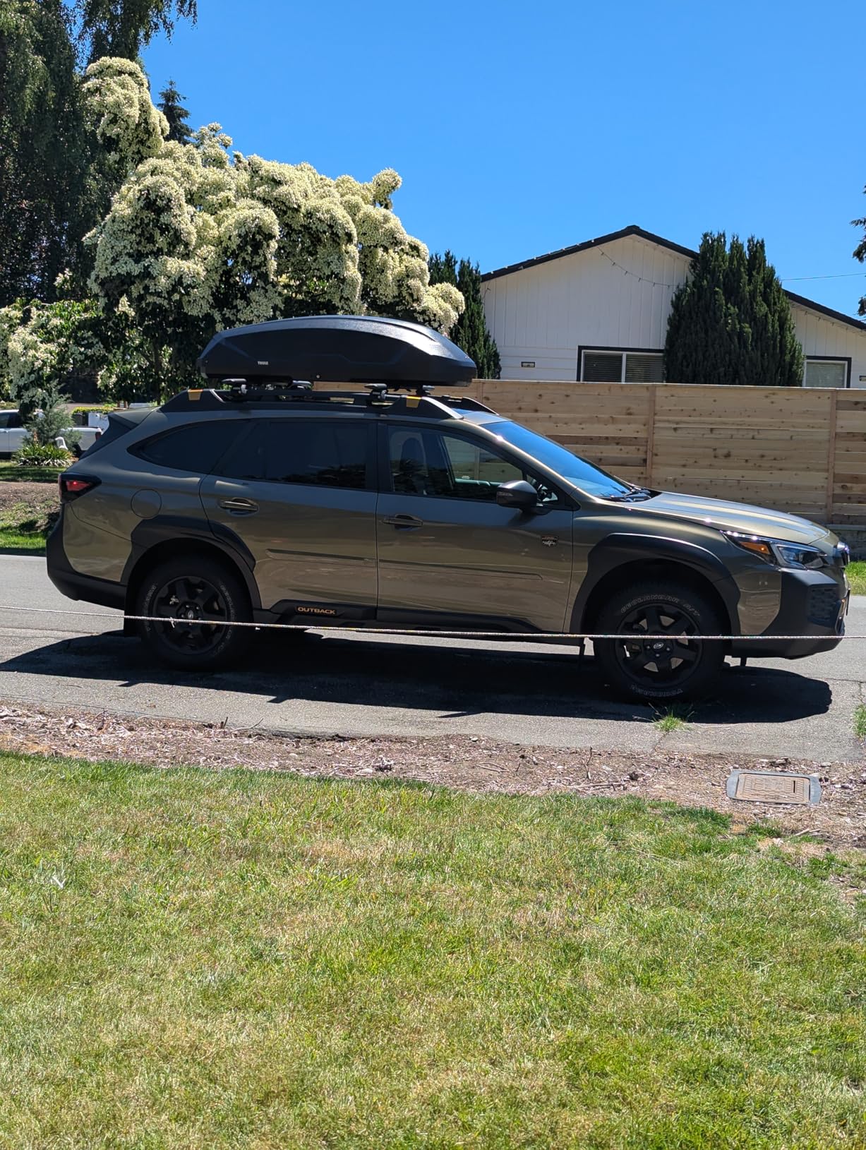 Thule Pulse 2 Aerodynamic roof Mounted Box, Size L, 16 cu ft, Dual-Sided Opening with Locks, Tool-Free Install, for SUVs, Trucks, Cars, EVs customer photo 1