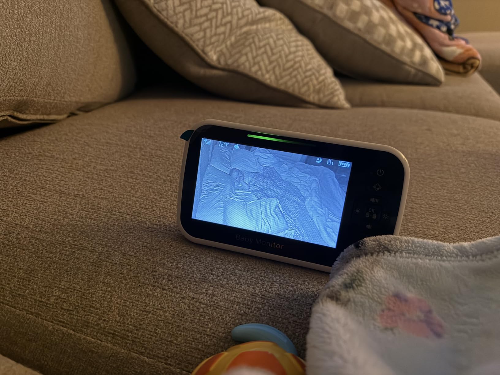 GoodBaby 5-inch Baby Monitor with Camera and Audio, No WiFi, 30-Hour Battery, Remote PTZ customer photo 1