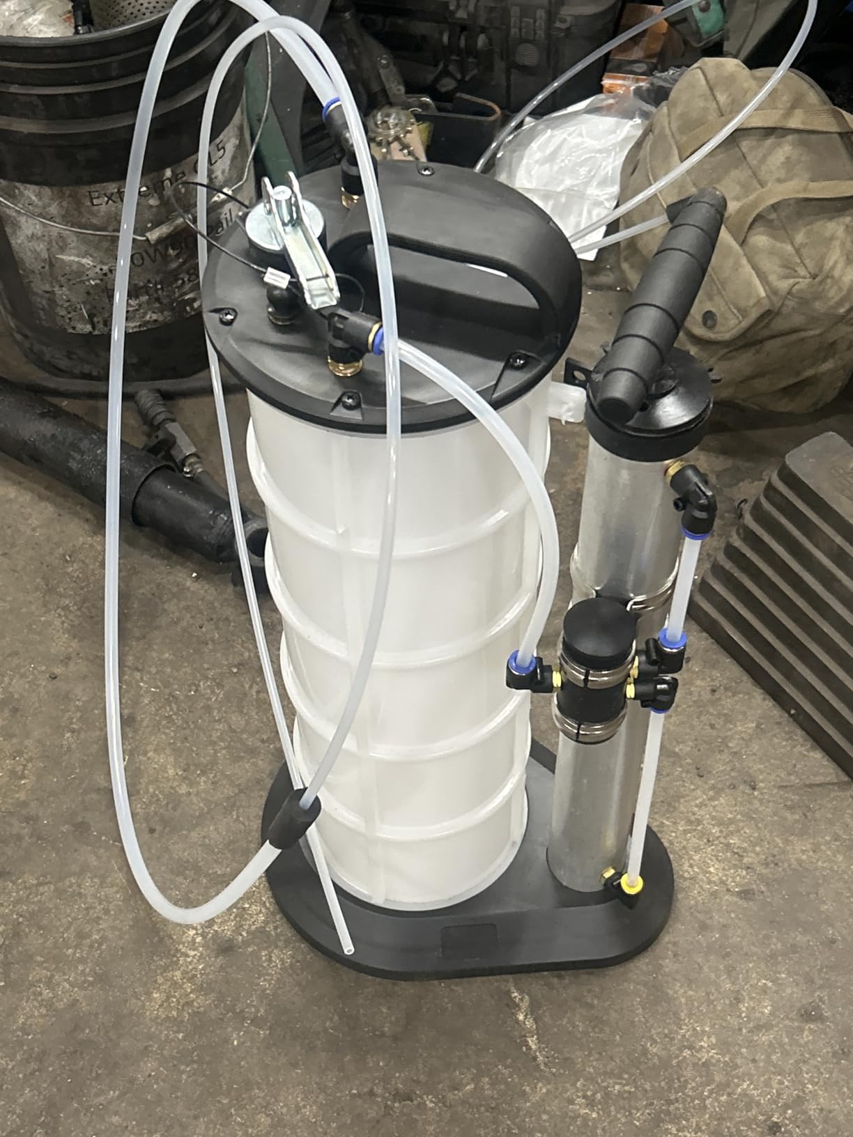 Mityvac 7201 2.3 Gallon Fluid Evacuator Extractor and Dispensing Pump, Push Button, Manual Operation, Chemical-Resistant Polyethylene, Automatic Overflow Prevention, Quick-Drain Spout, Large Base customer photo 1