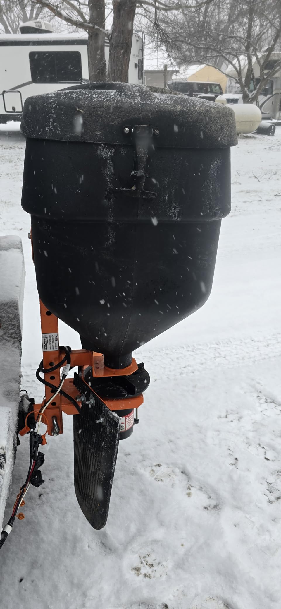 Buyers Products TGSUVPROA SaltDogg Tailgate Salt Spreader, Made in the USA, 4.41 cu ft/331lb Capacity, Gravity Feed with Auger Assist, Tailgate Spreader for Residential & Light Commercial Use customer photo 2