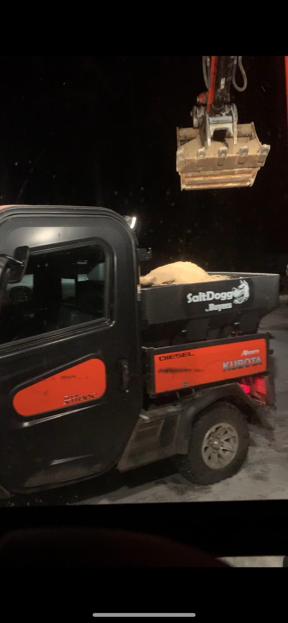 Buyers Products SaltDogg SHPE1500 Commercial Salt & Sand Spreader w/ Electrive Drive Hopper, Made In The USA, 1.5 Cu. Yds. Capacity, Stainless Steel Auger, Medium/Heavy Duty Commercial Salt Spreader customer photo 1