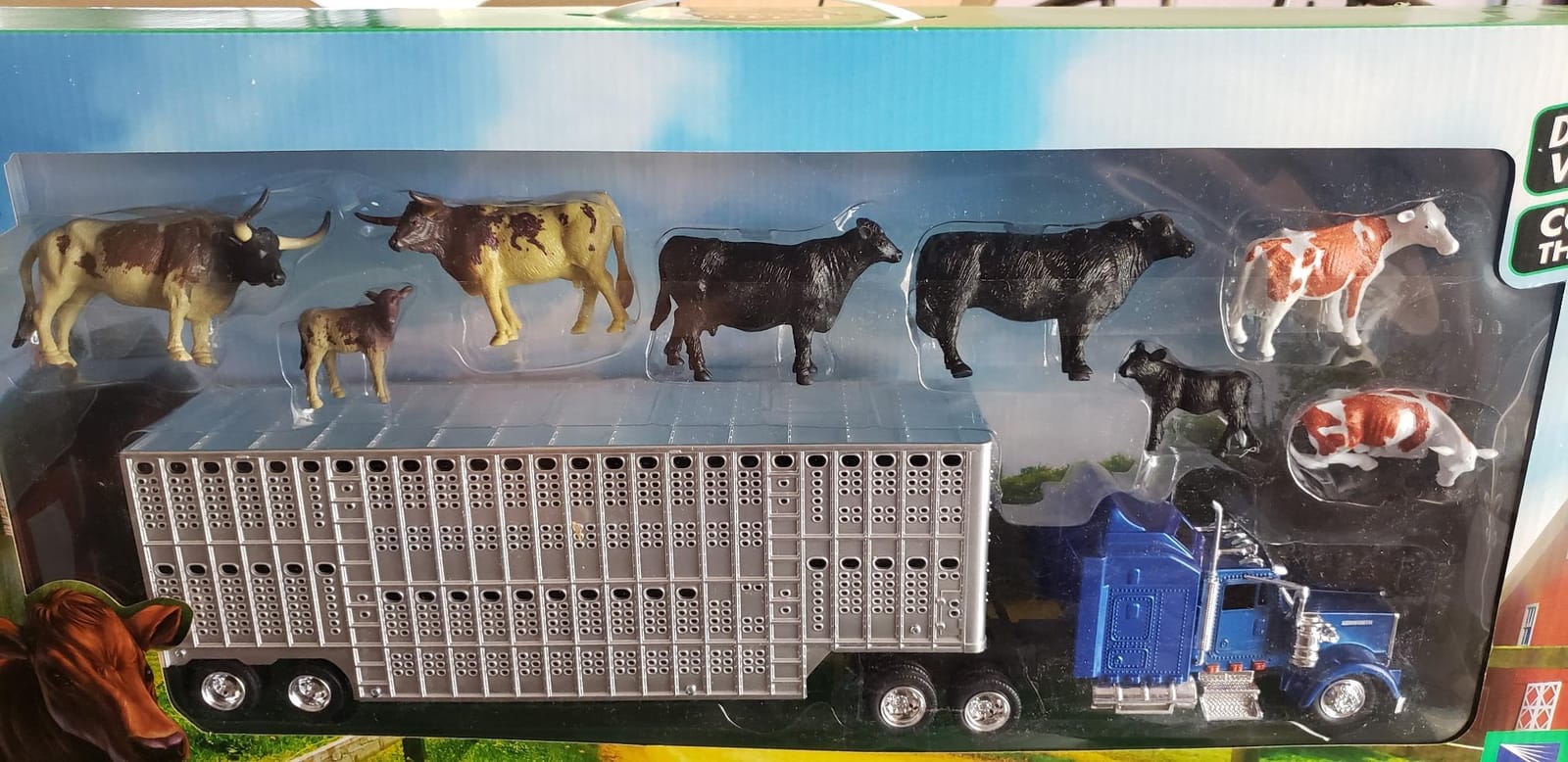 New Ray Country Life 1:43 Livestock Playset - Die-Cast Semi Truck & Trailer with 10 Cattle, Free-Wheeling Farm Vehicles, Opening Rear Door, Ages 8+, Rural Imaginative Play Set customer photo 2
