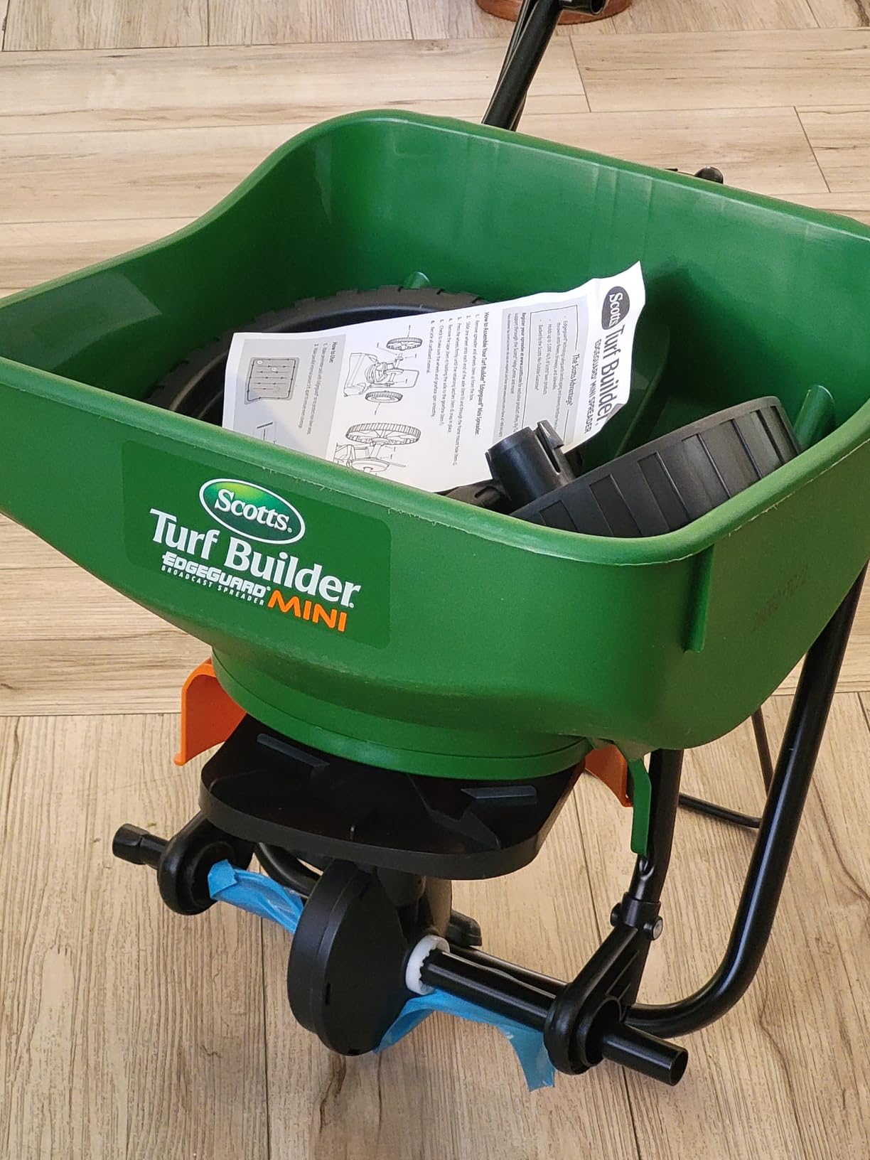 Scotts Turf Builder EdgeGuard Mini Broadcast Spreader customer photo 1