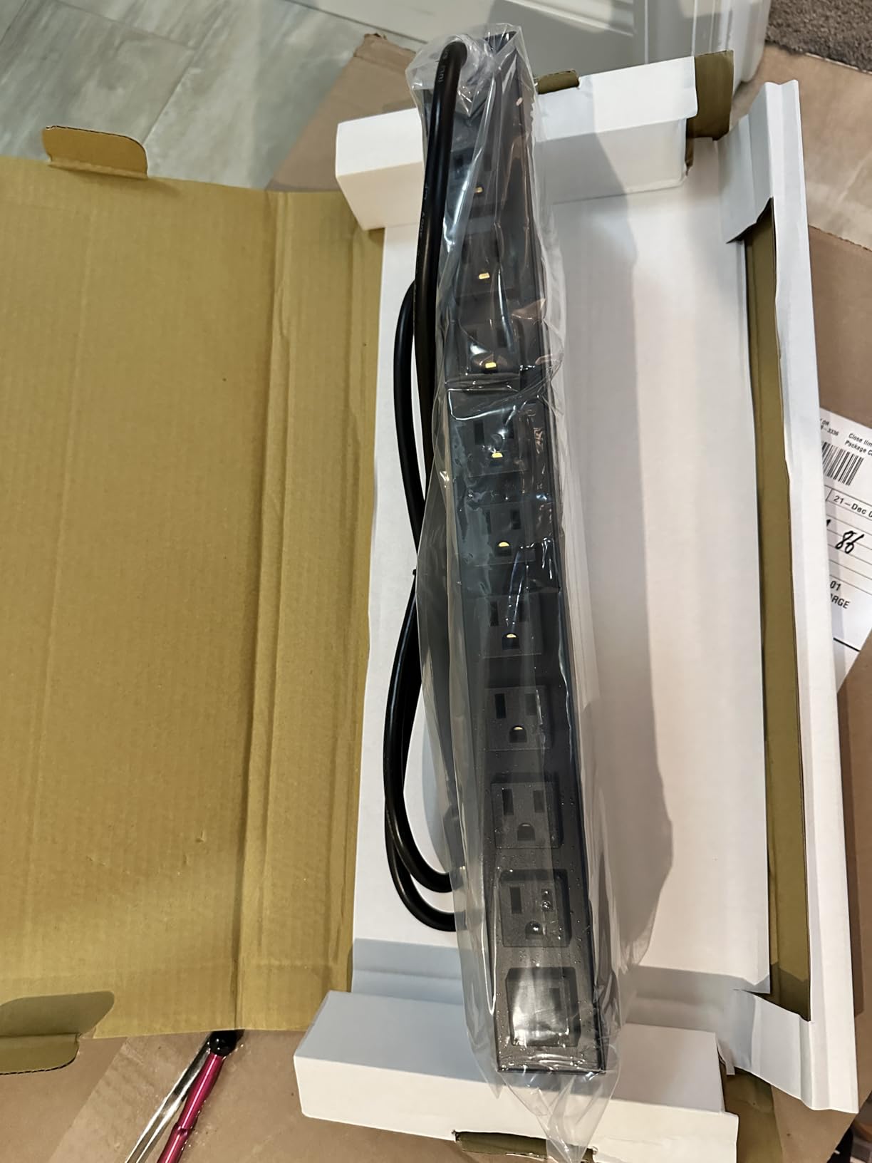 StarTech 16-Outlet 1U PDU, 120V/15A, Surge, 6ft Cord, TAA (RKPW161915) customer photo 2
