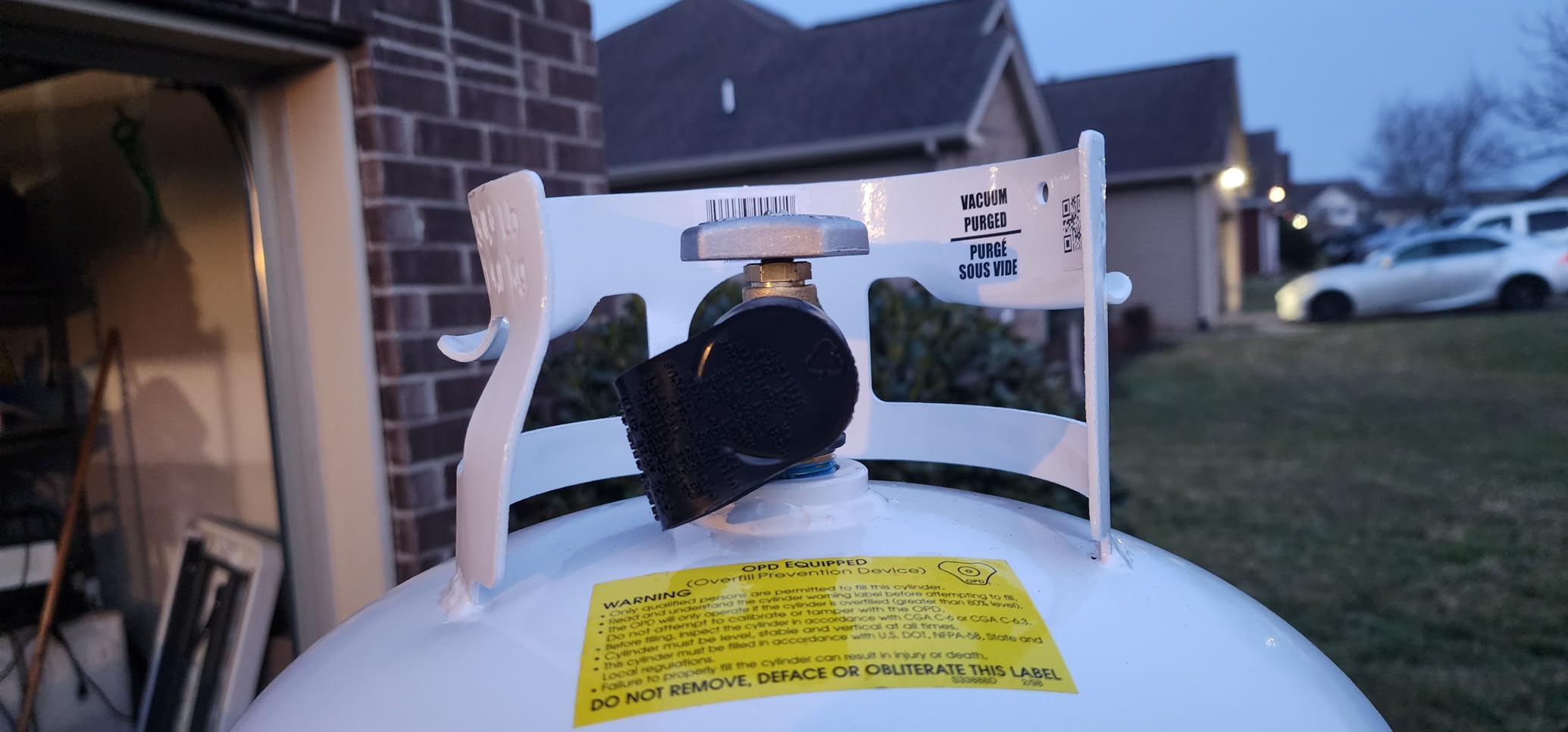 Flame King YSN401 Steel Propane Tank Cylinder With Overflow Protection Device Valve, 40 Lb, White customer photo 2