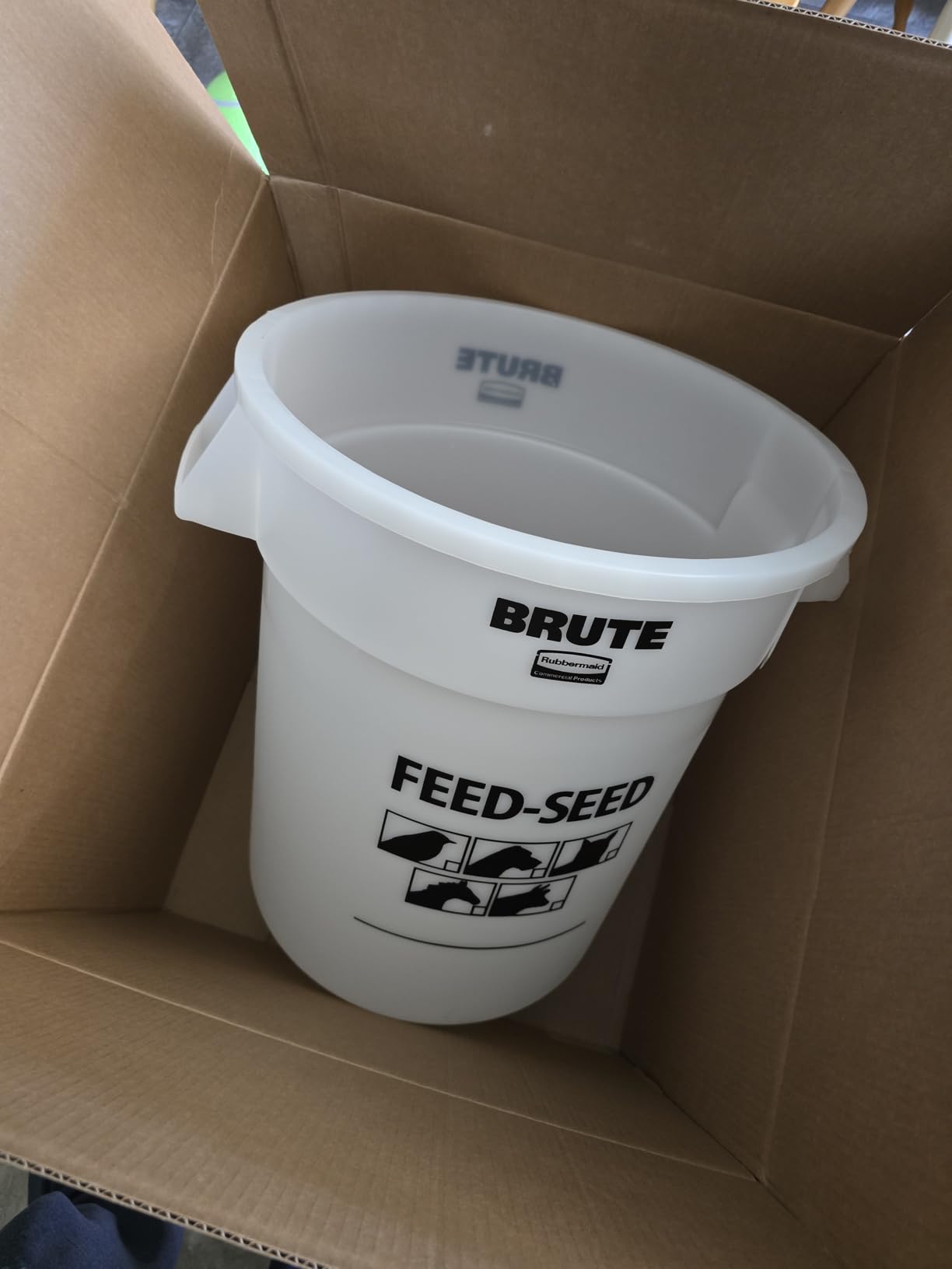 Rubbermaid Commercial Products BRUTE Container with Lid 20 Gal Feed/Seed White customer photo 1