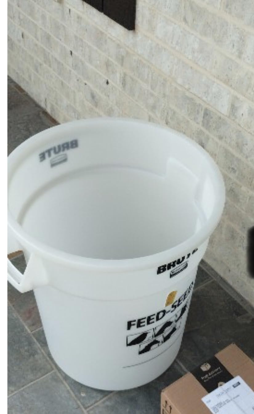 Rubbermaid Commercial Products BRUTE Container with Lid 20 Gal Feed/Seed White customer photo 2