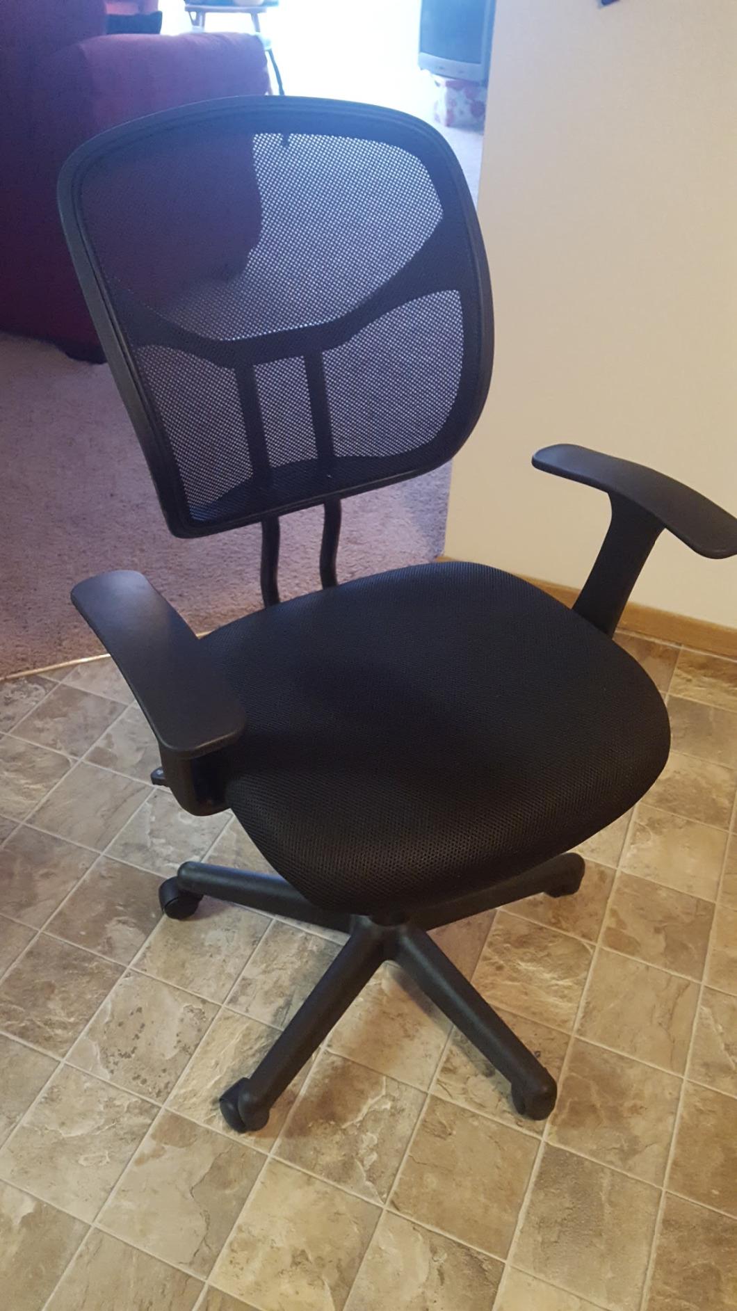 Amazon Basics Breathable Mesh Mid-Back Office Desk Chair with Armrests, Lumbar Support, 360-Degree Swivel, Adjustable-Height, Black customer photo 2